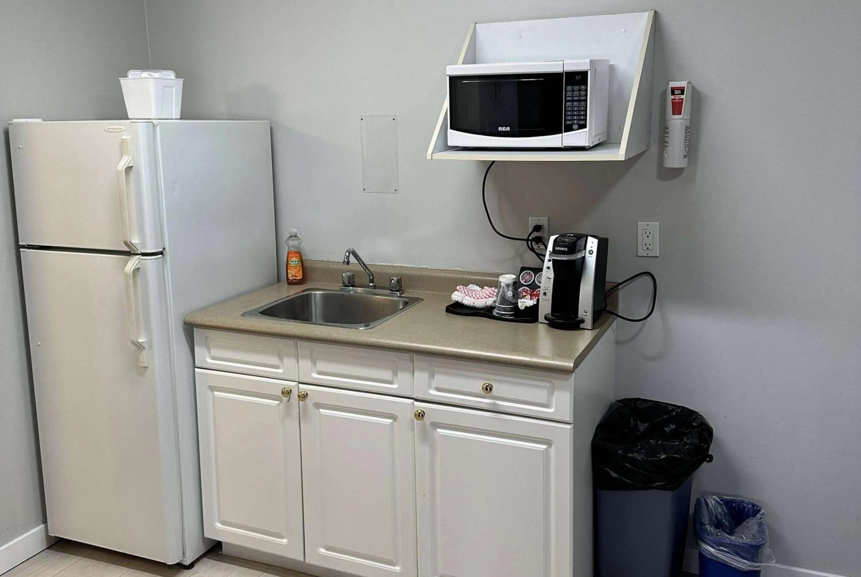 Photo of the whole room in Travelodge by Wyndham Langley