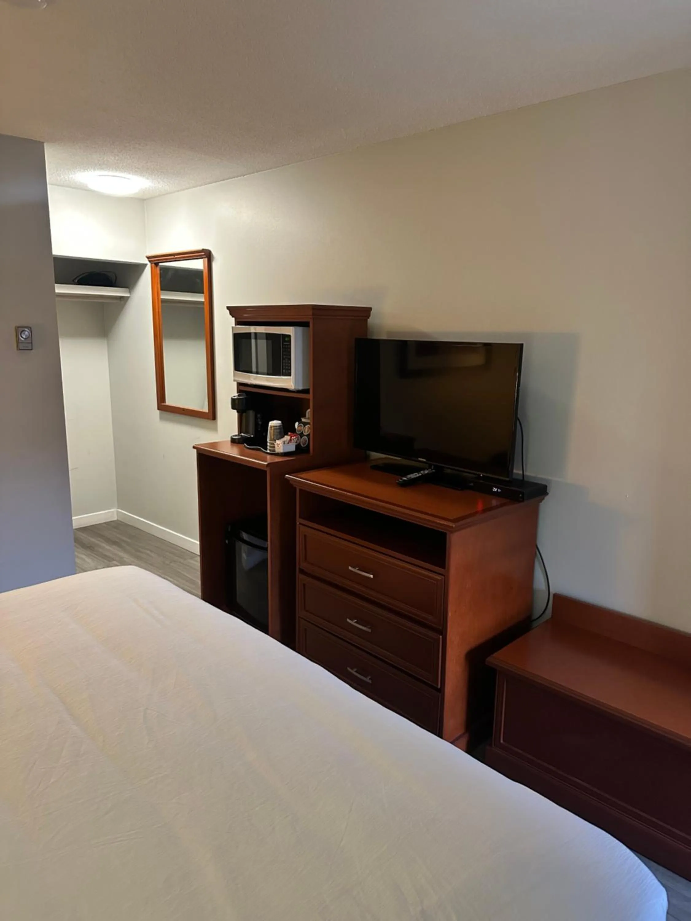 furniture, Bed in Travelodge by Wyndham Langley