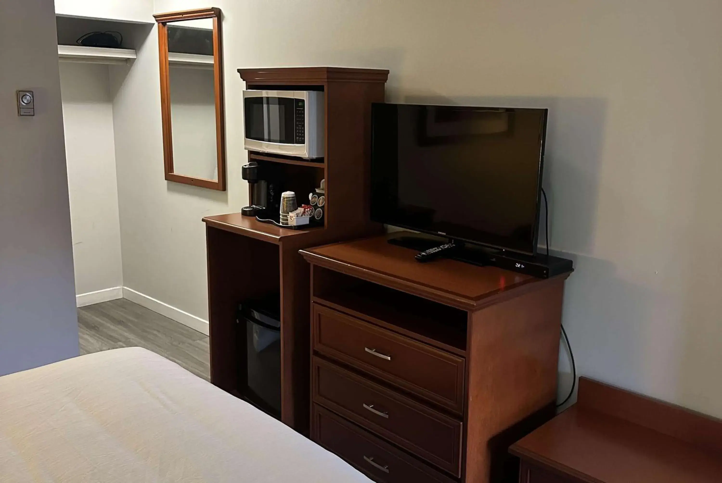 Photo of the whole room, Bed in Travelodge by Wyndham Langley Photo of the whole room, Bed in Travelodge by Wyndham Langley