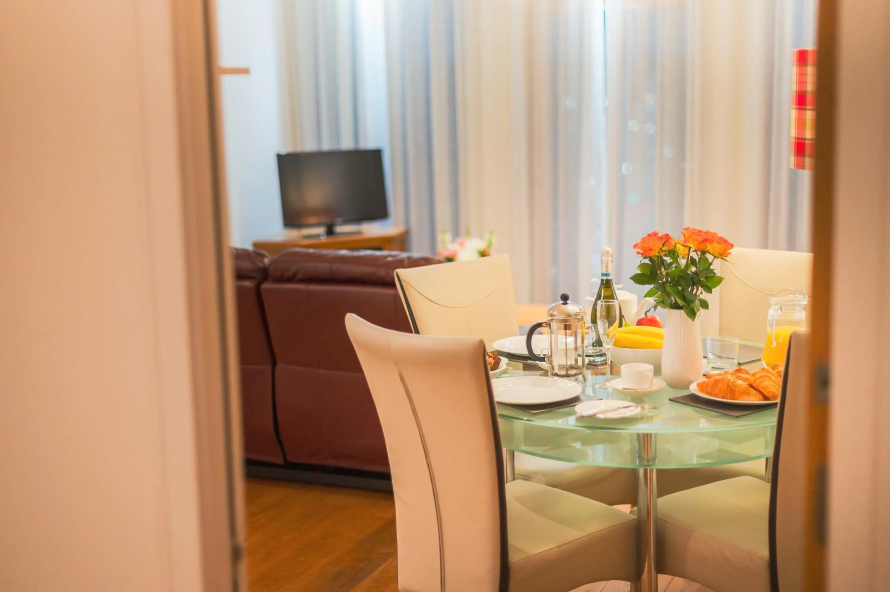 Dining area in Highland Apartments by Mansley