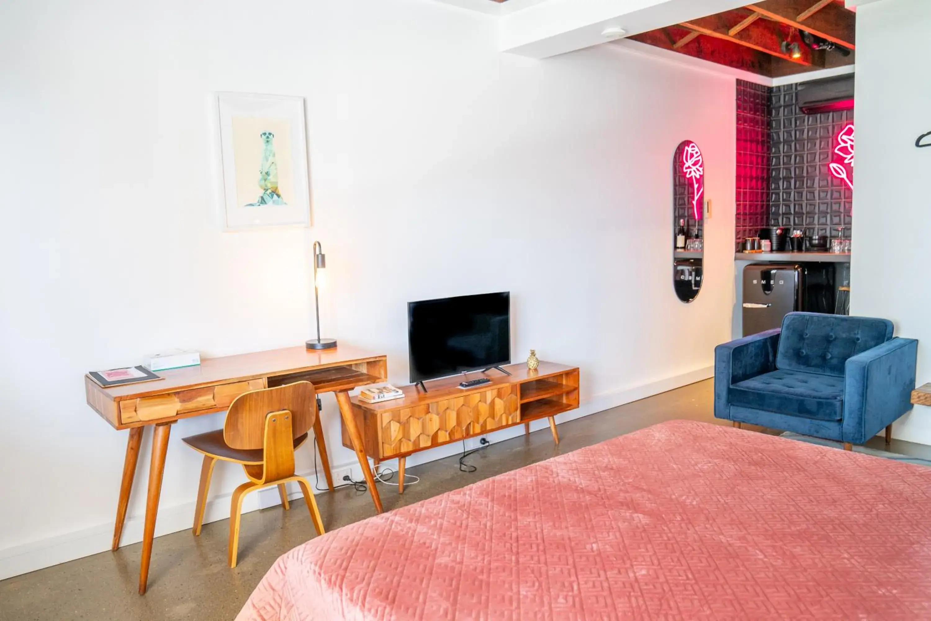 Bed in The Pink Hotel Coolangatta Bed in The Pink Hotel Coolangatta