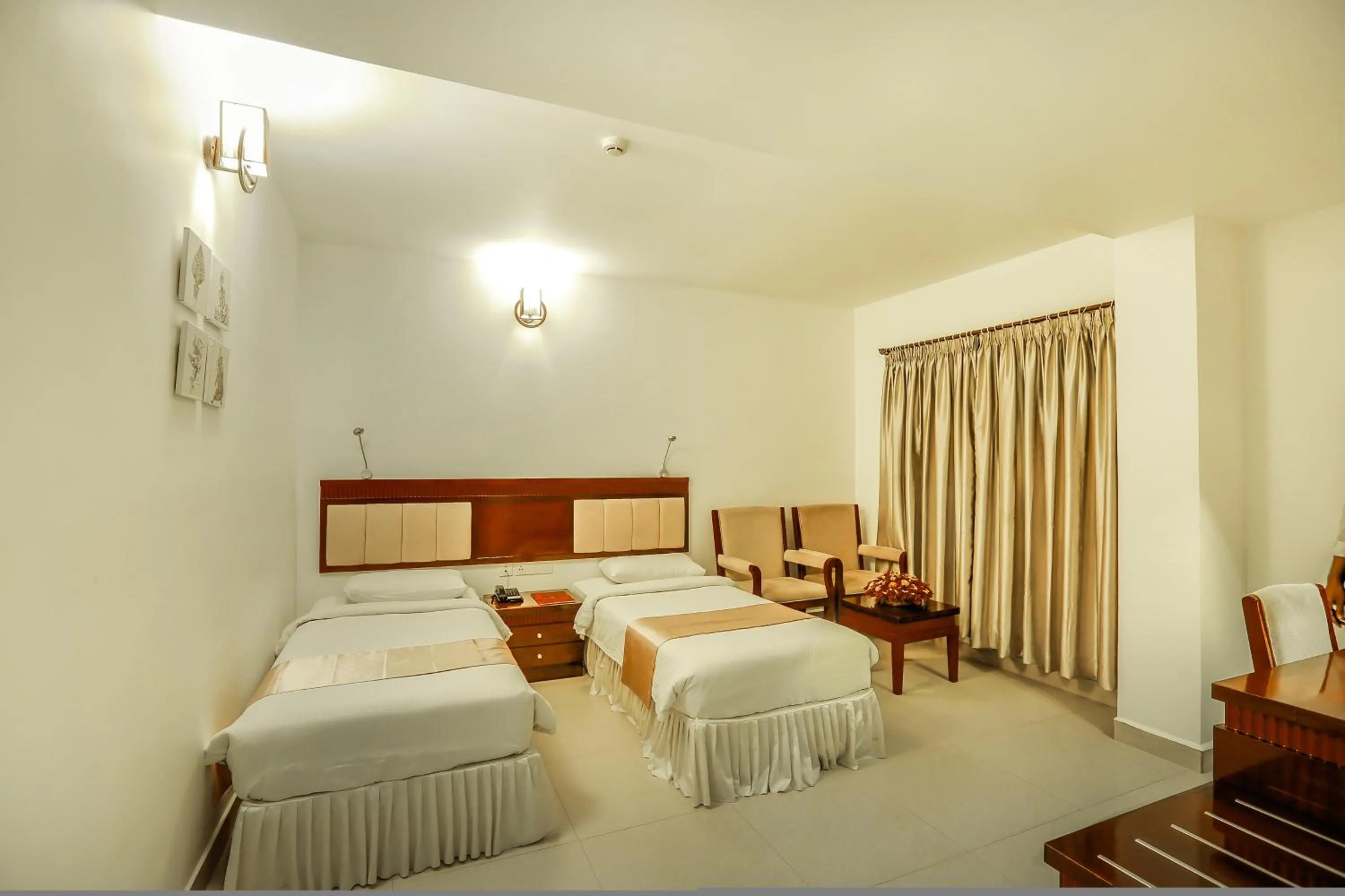 Photo of the whole room, Bed in NM Royale County