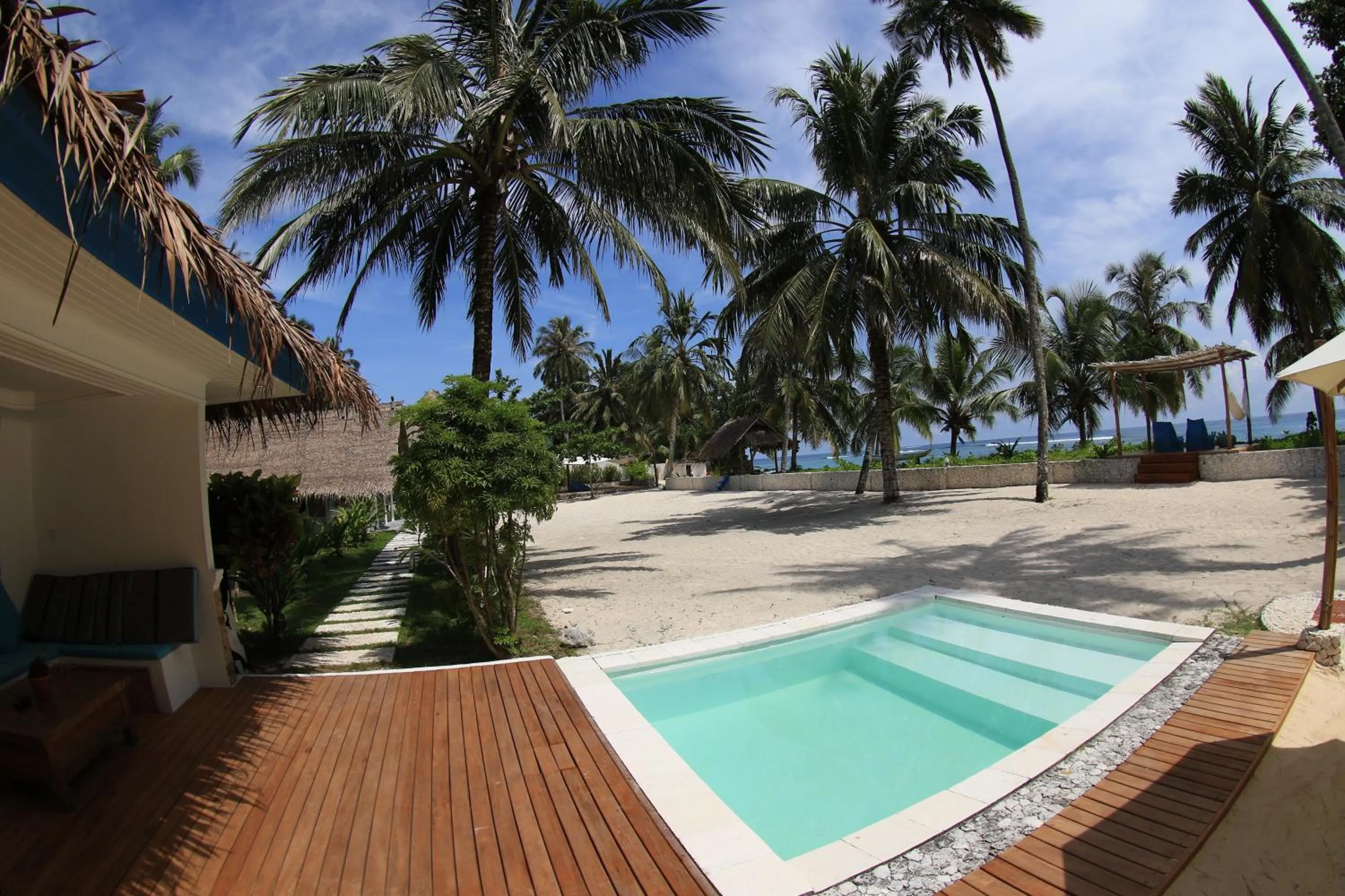 Swimming pool in Hollow Tree's Resort