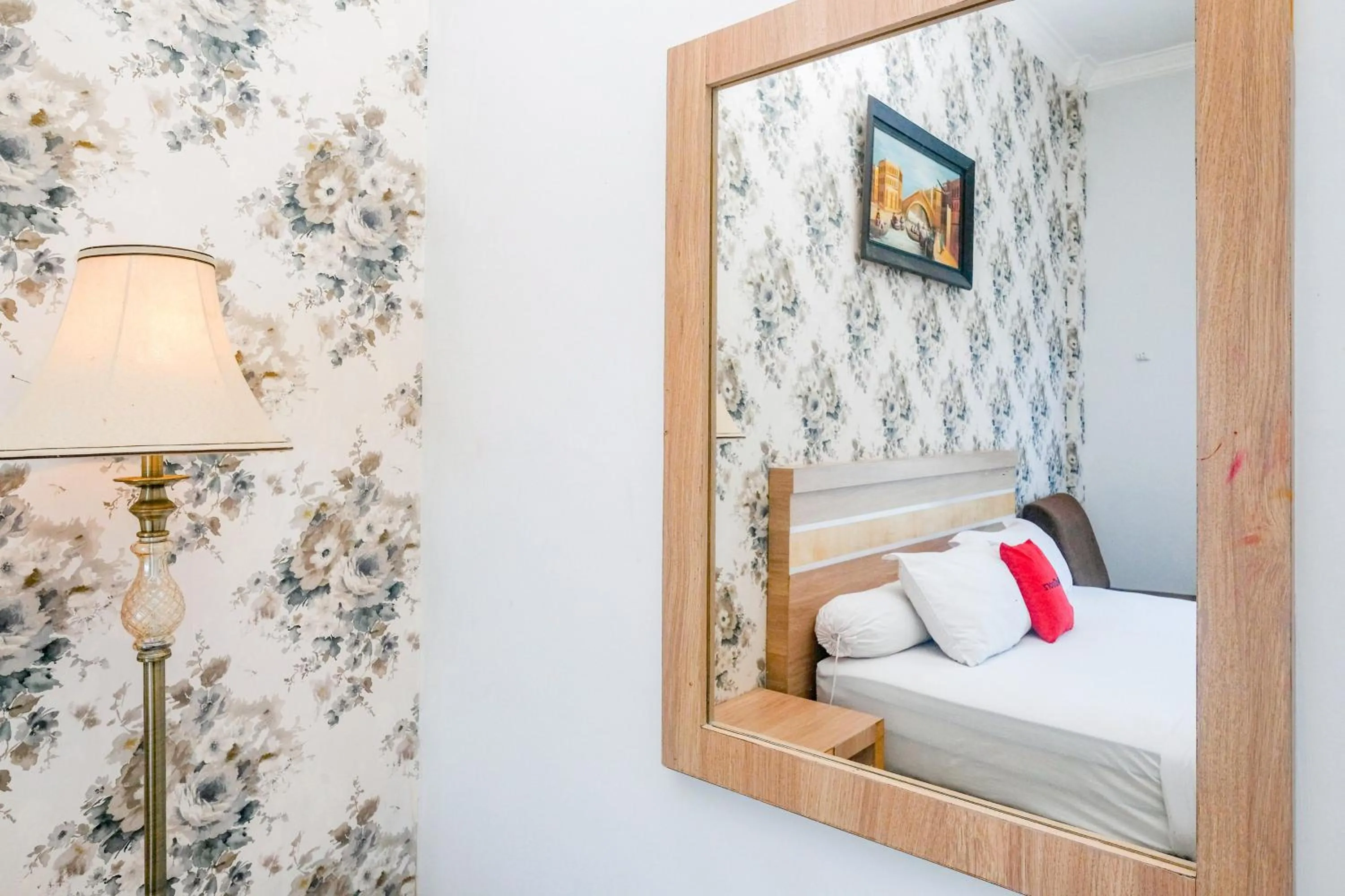 Bed in RedDoorz near Hermes Place Polonia Medan