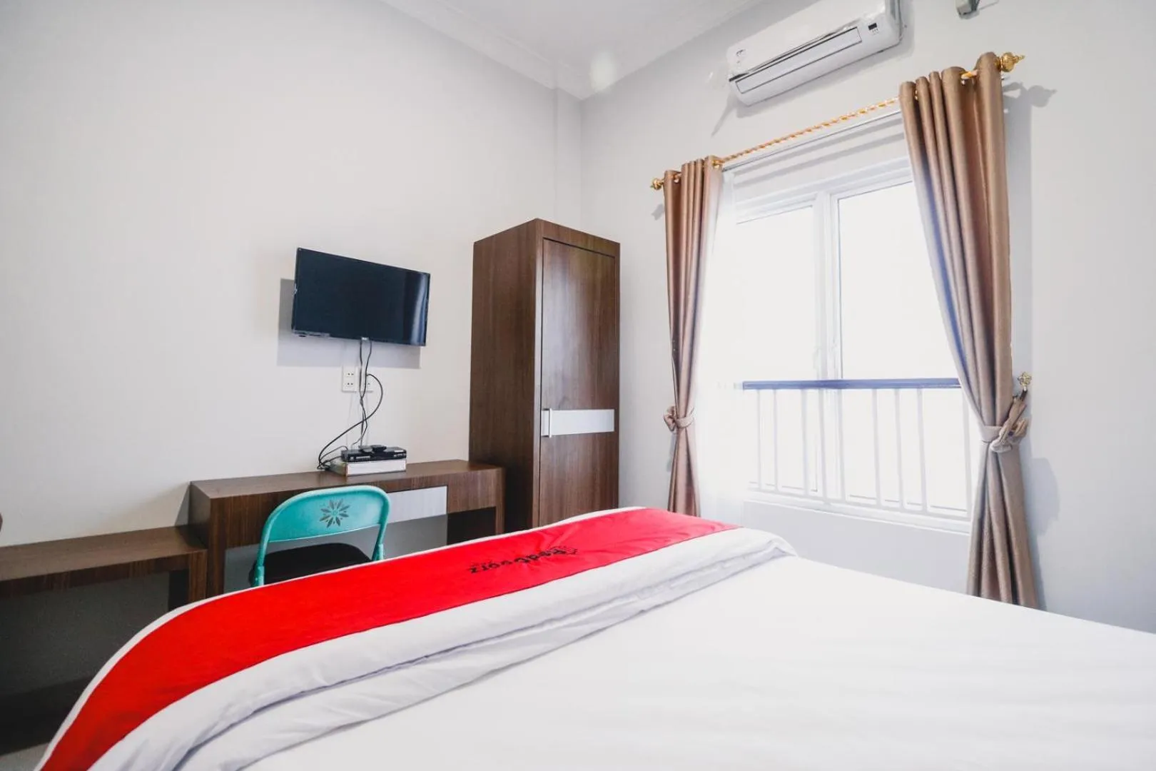 Bedroom, Bed in RedDoorz near Hermes Place Polonia Medan