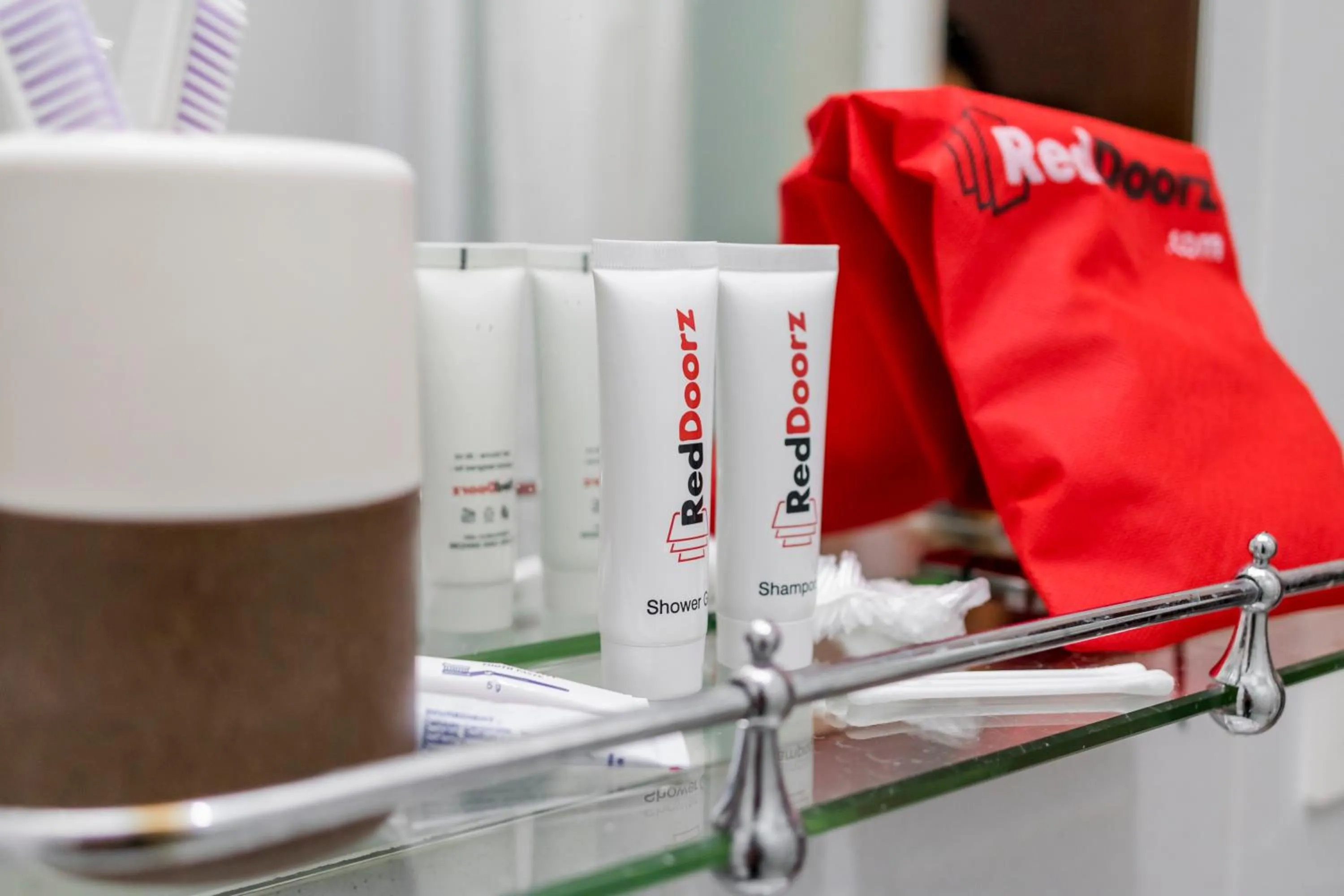 RedDoorz near Hermes Place Polonia Medan