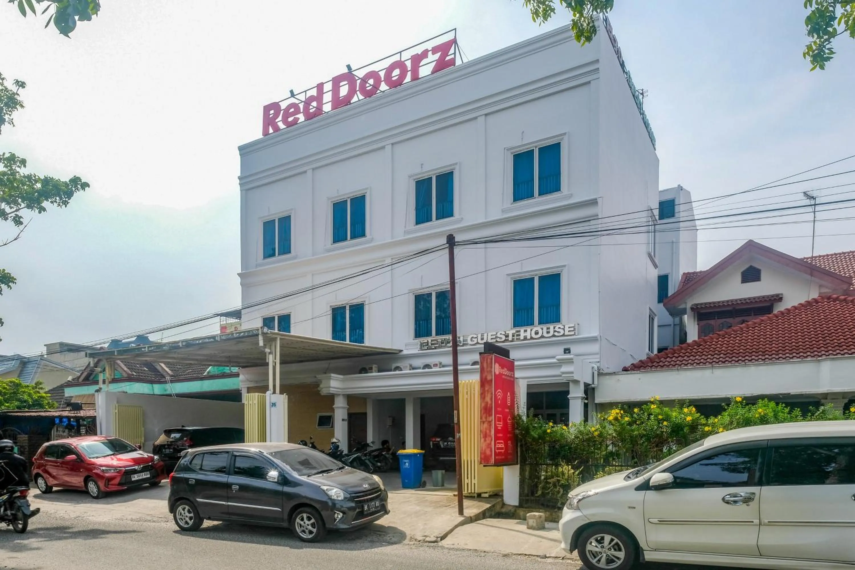 RedDoorz near Hermes Place Polonia Medan