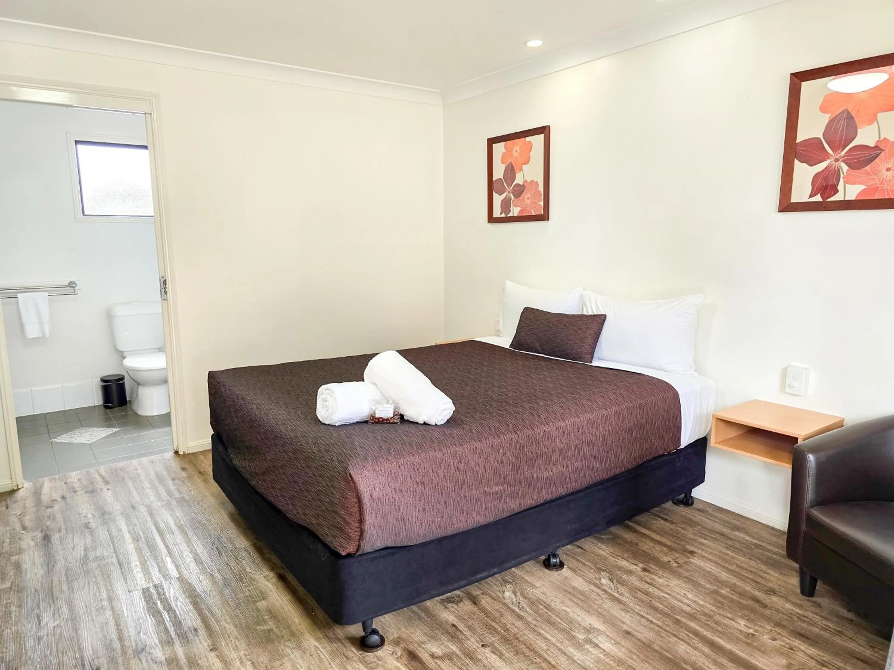 Bed in Ascot Lodge Motor Inn