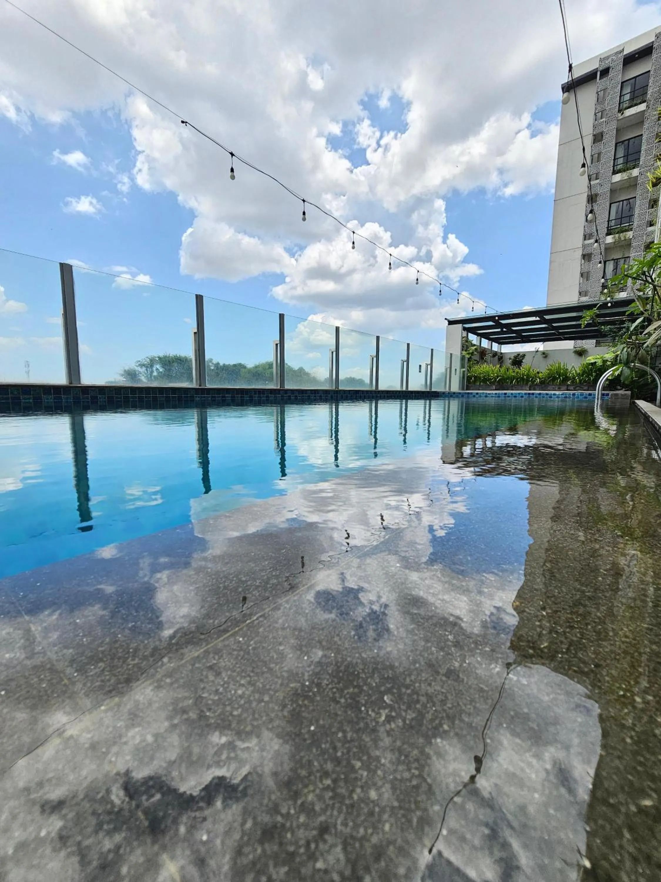 Swimming pool in Hotel Fortunagrande Jember By Fosia Hotels