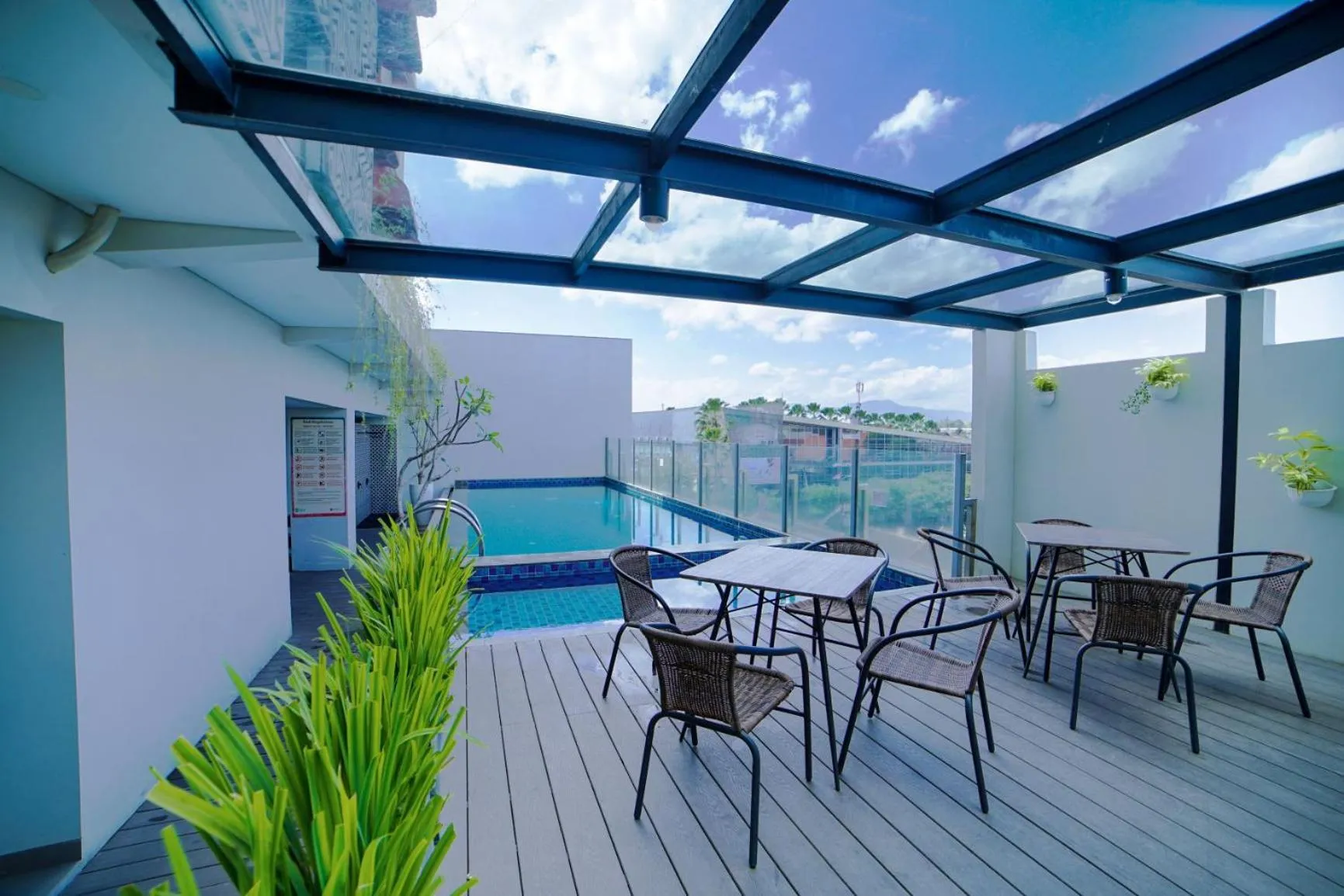 Swimming pool in Hotel Fortunagrande Jember By Fosia Hotels