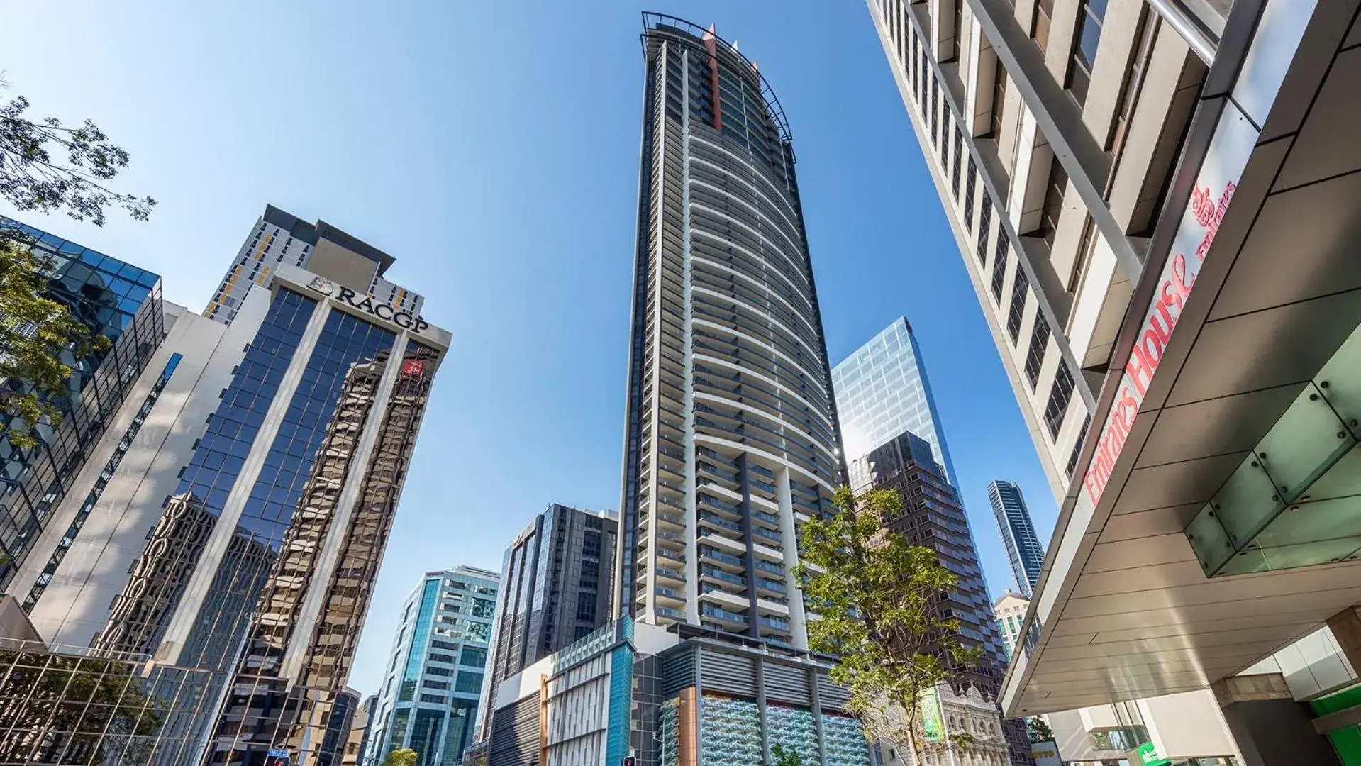 Property building in Oaks Brisbane Aurora Suites Property building in Oaks Brisbane Aurora Suites