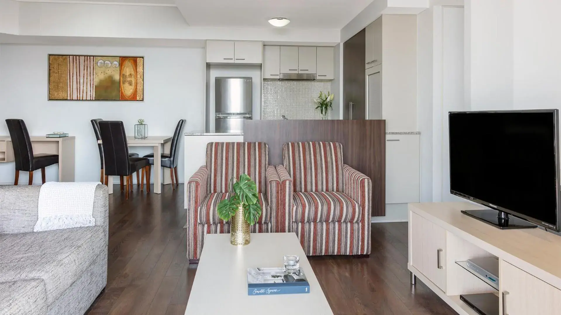 TV and multimedia in Oaks Brisbane Aurora Suites TV and multimedia in Oaks Brisbane Aurora Suites