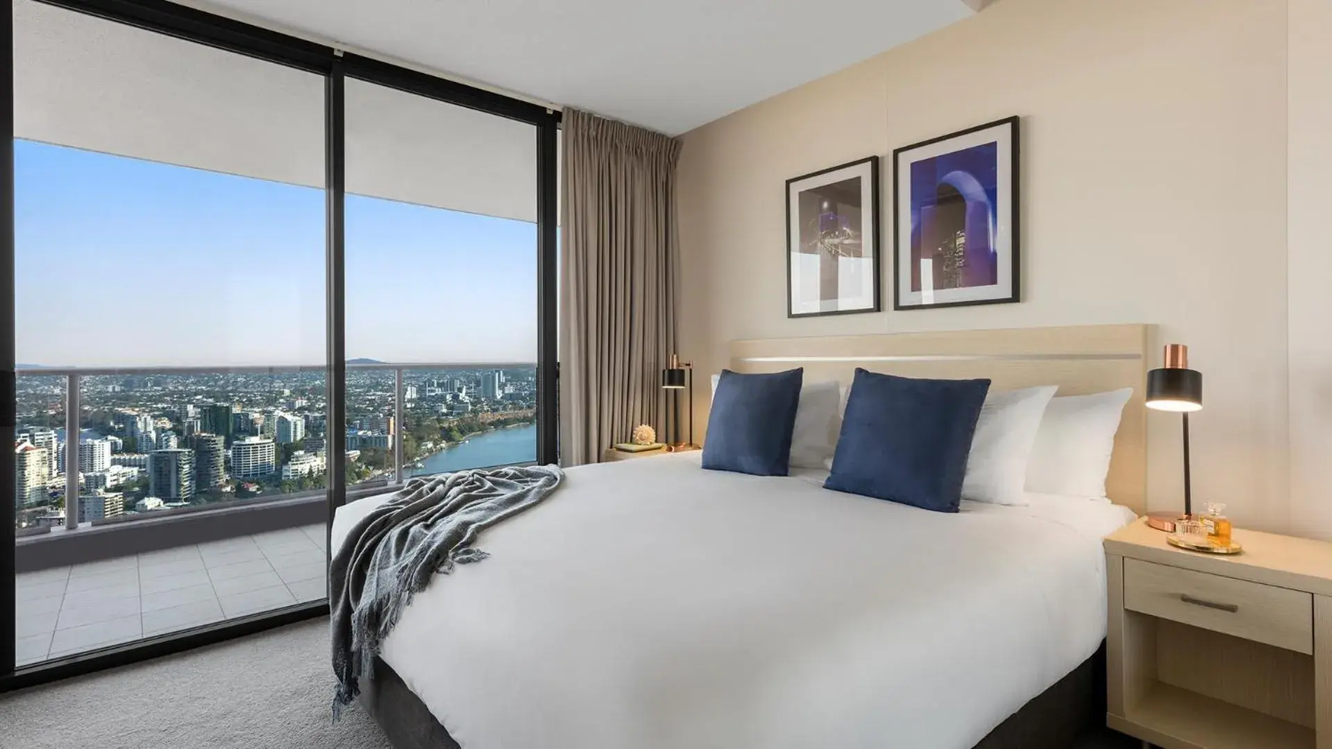 Bedroom, Bed in Oaks Brisbane Aurora Suites Bedroom, Bed in Oaks Brisbane Aurora Suites