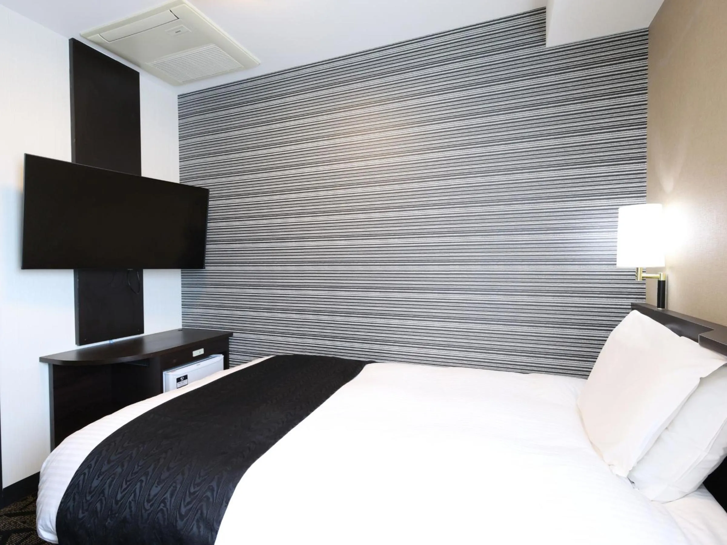 Photo of the whole room, Bed in APA Hotel Kanda Ekihigashi