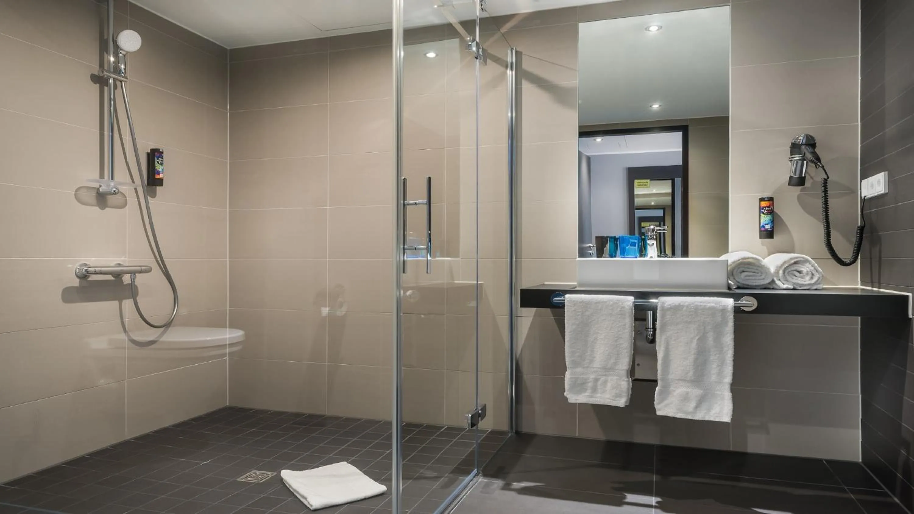 Bathroom in Holiday Inn - the niu, Square Mannheim by IHG