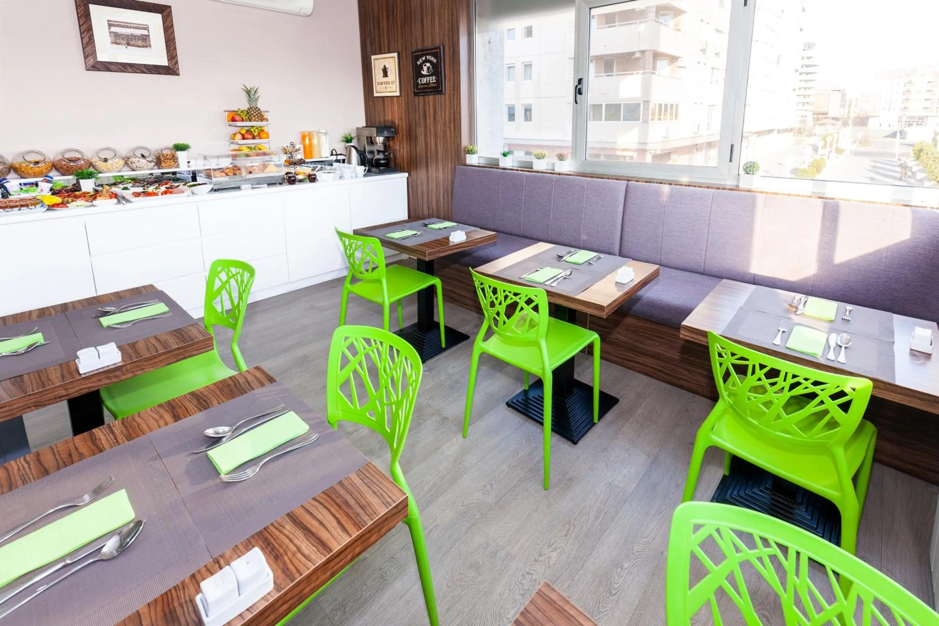 Restaurant/places to eat in Adresa Suites