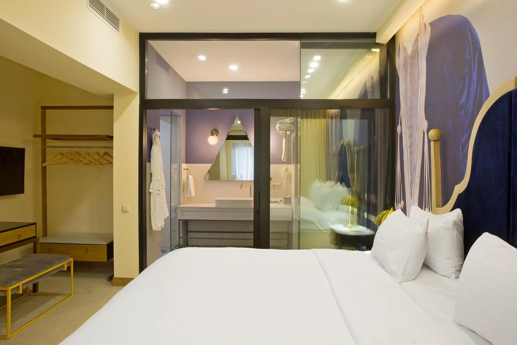 TV and multimedia, Bed in Folk Boutique Hotel