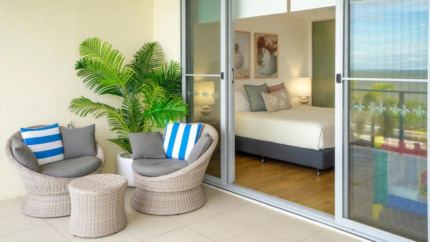 Balcony/Terrace, Bed in Vue Apartments Trinity Beach