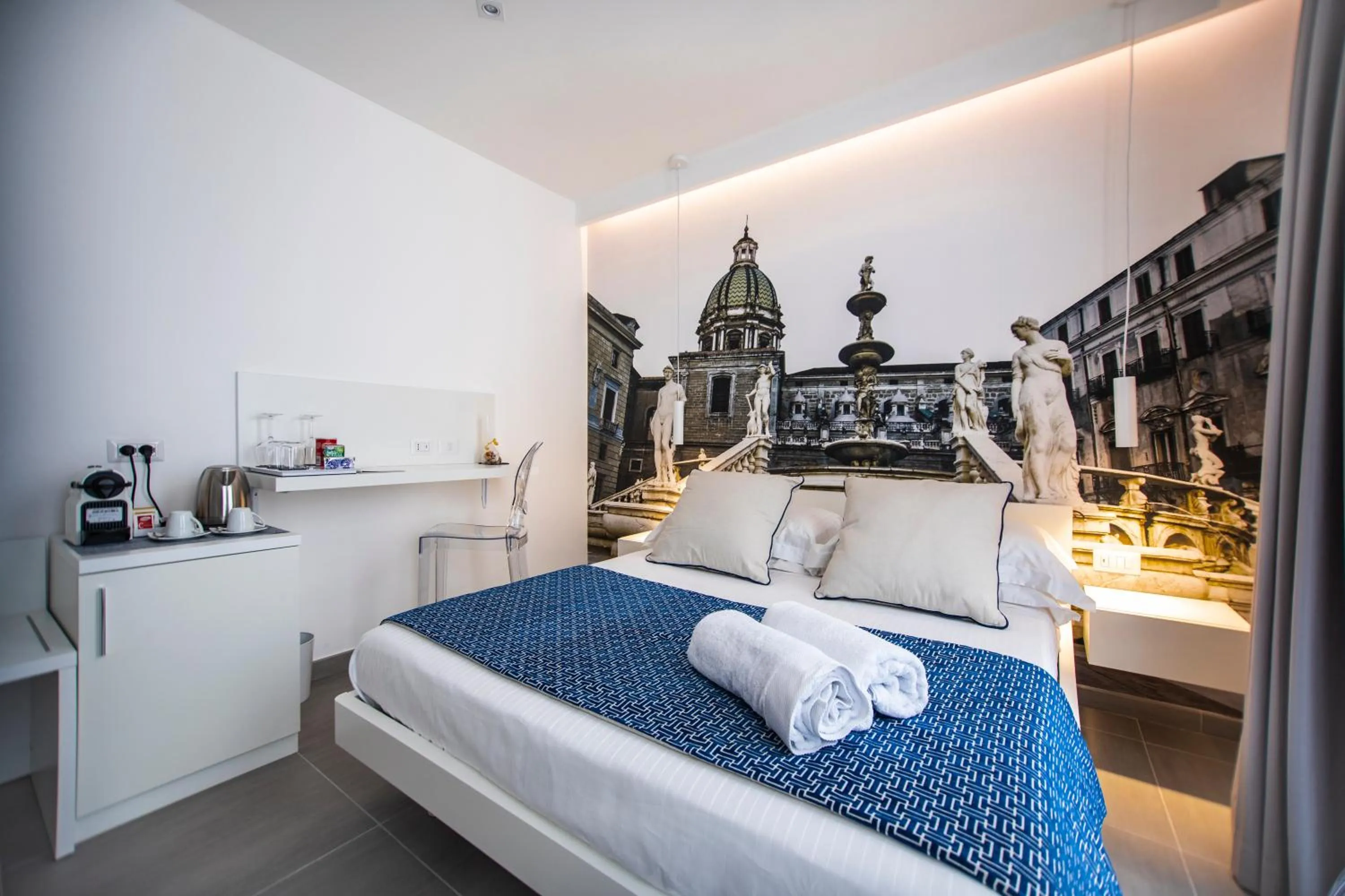 Photo of the whole room, Bed in Suite Quaroni