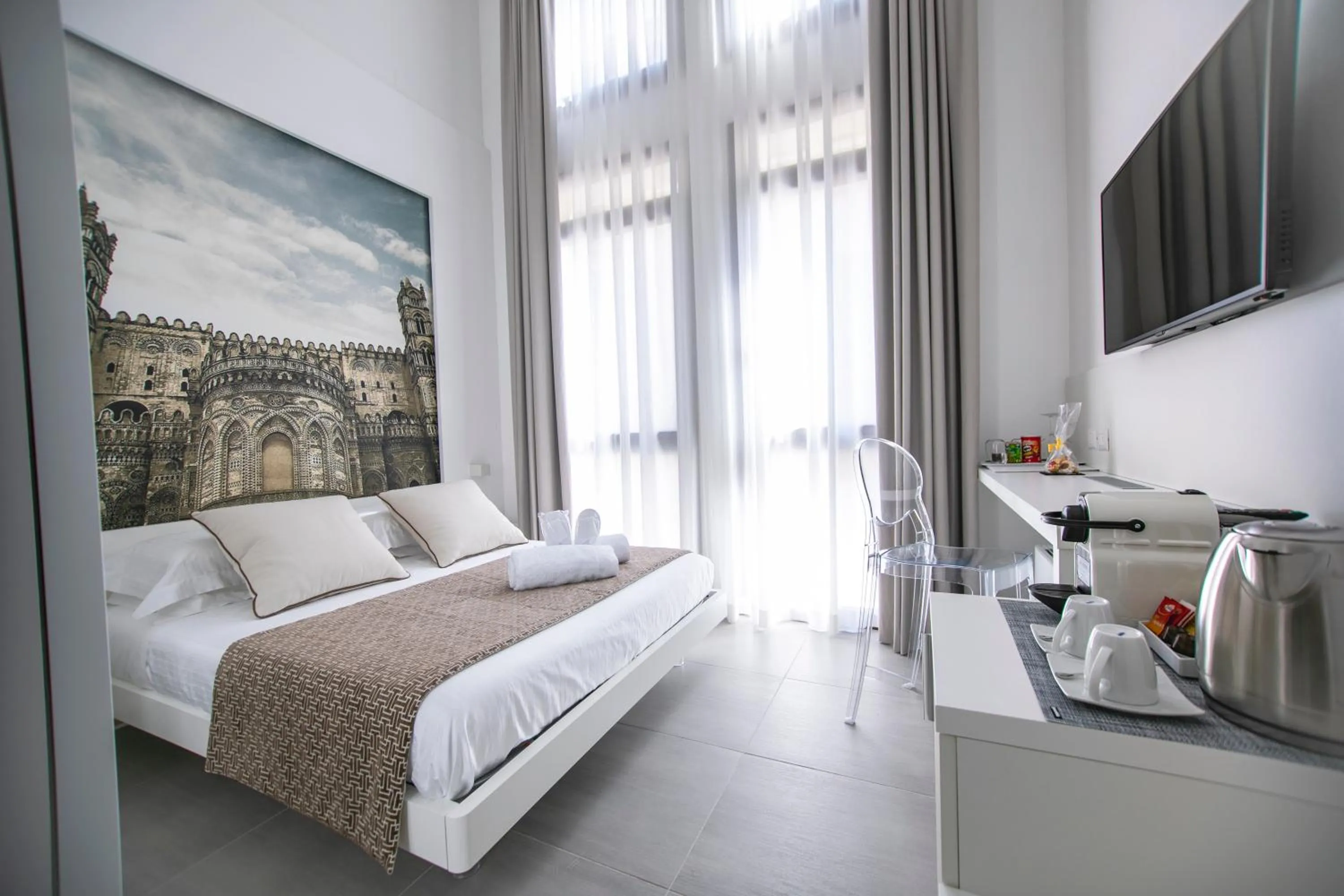 Photo of the whole room, Bed in Suite Quaroni