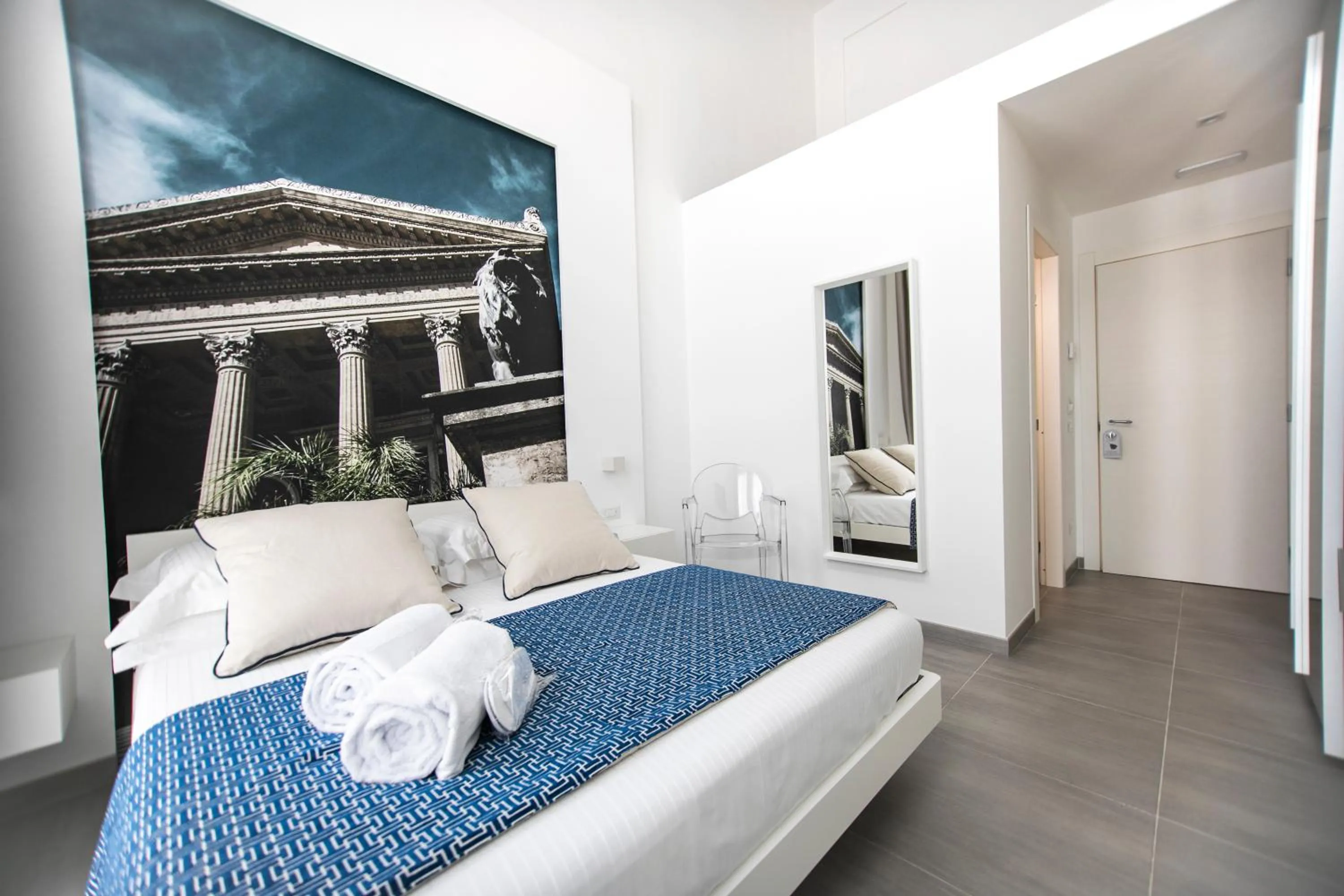 Photo of the whole room, Bed in Suite Quaroni