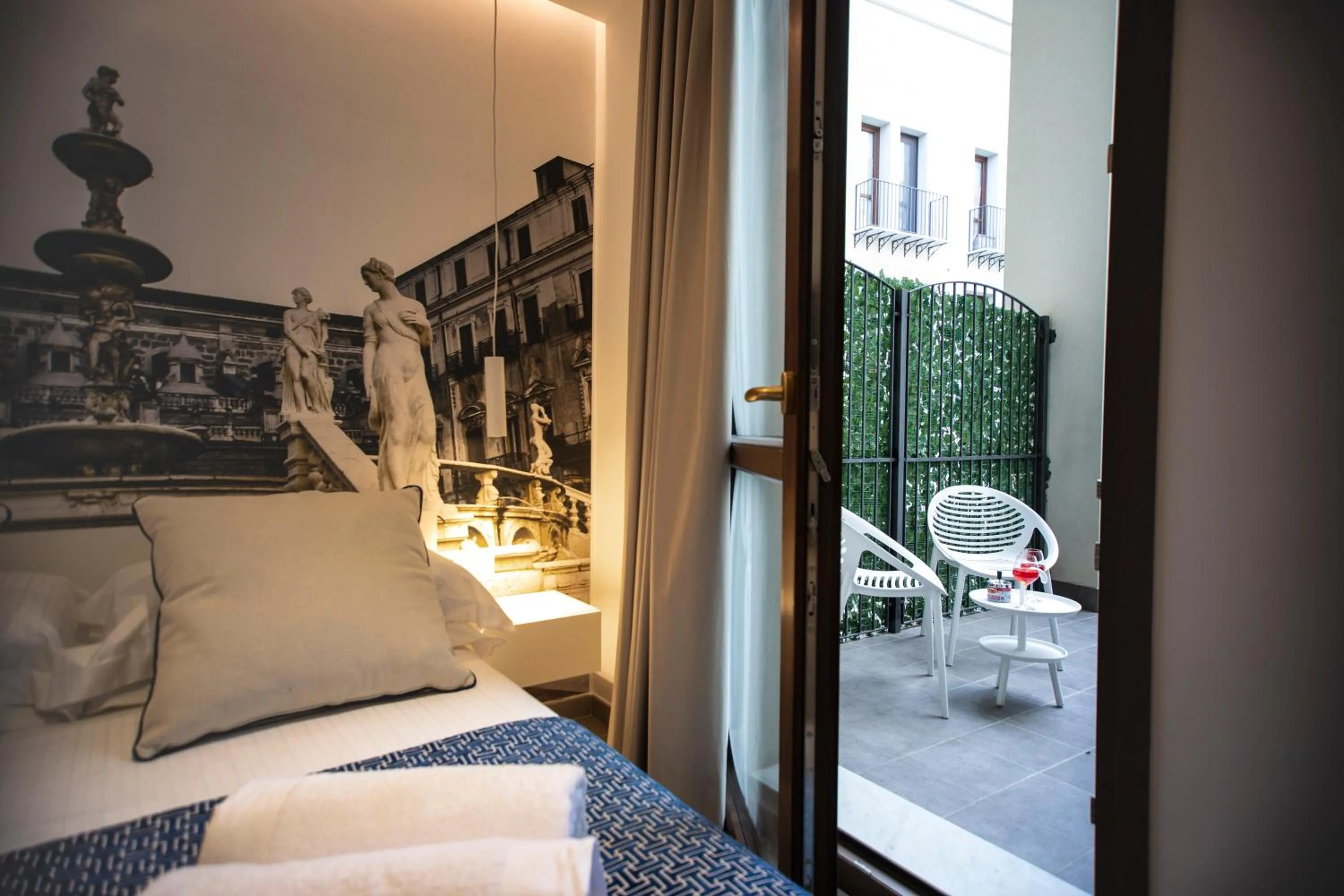 Photo of the whole room, Bed in Suite Quaroni