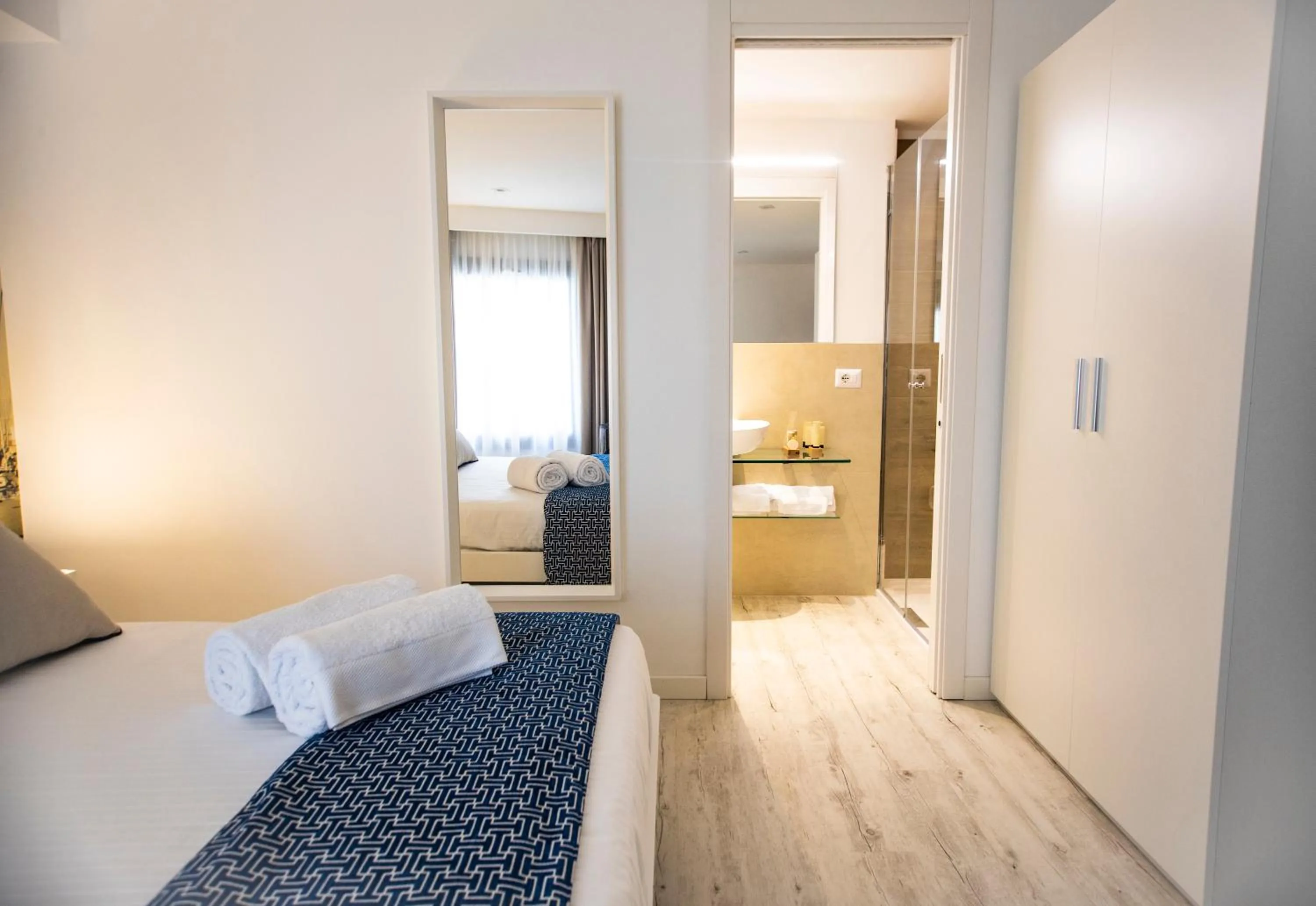 Photo of the whole room, Bed in Suite Quaroni