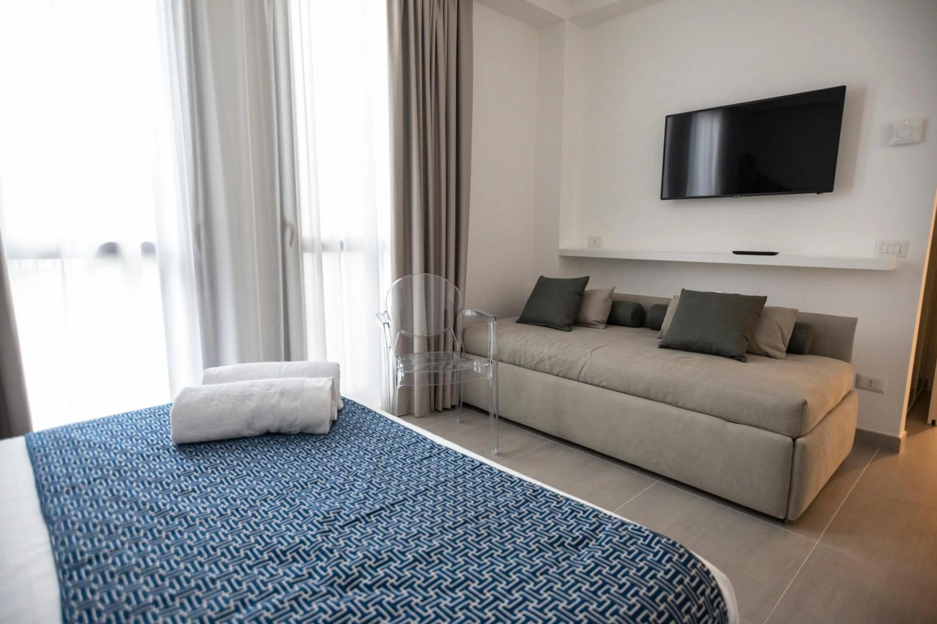 Photo of the whole room, Bed in Suite Quaroni