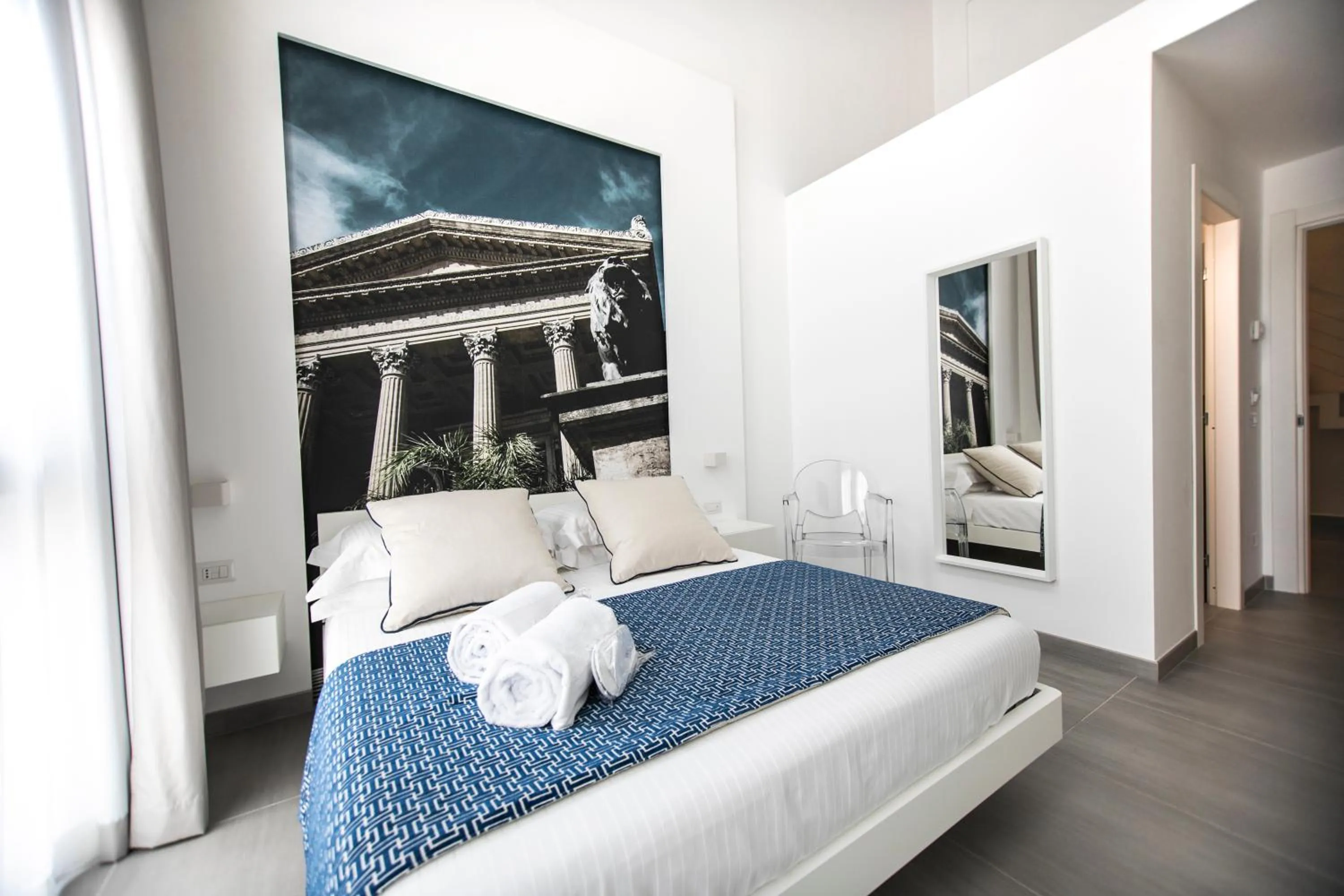 Photo of the whole room, Bed in Suite Quaroni