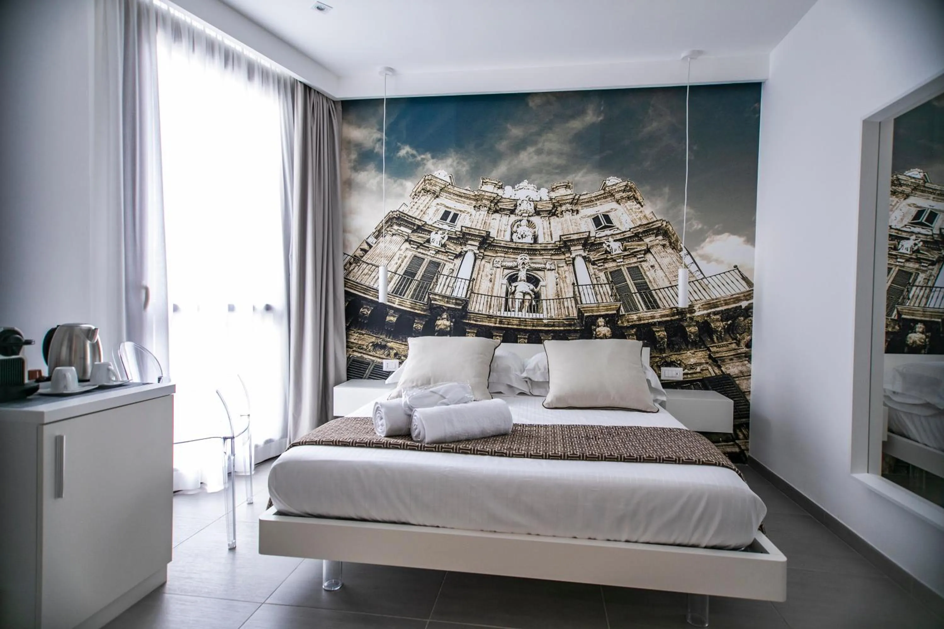 Photo of the whole room, Bed in Suite Quaroni