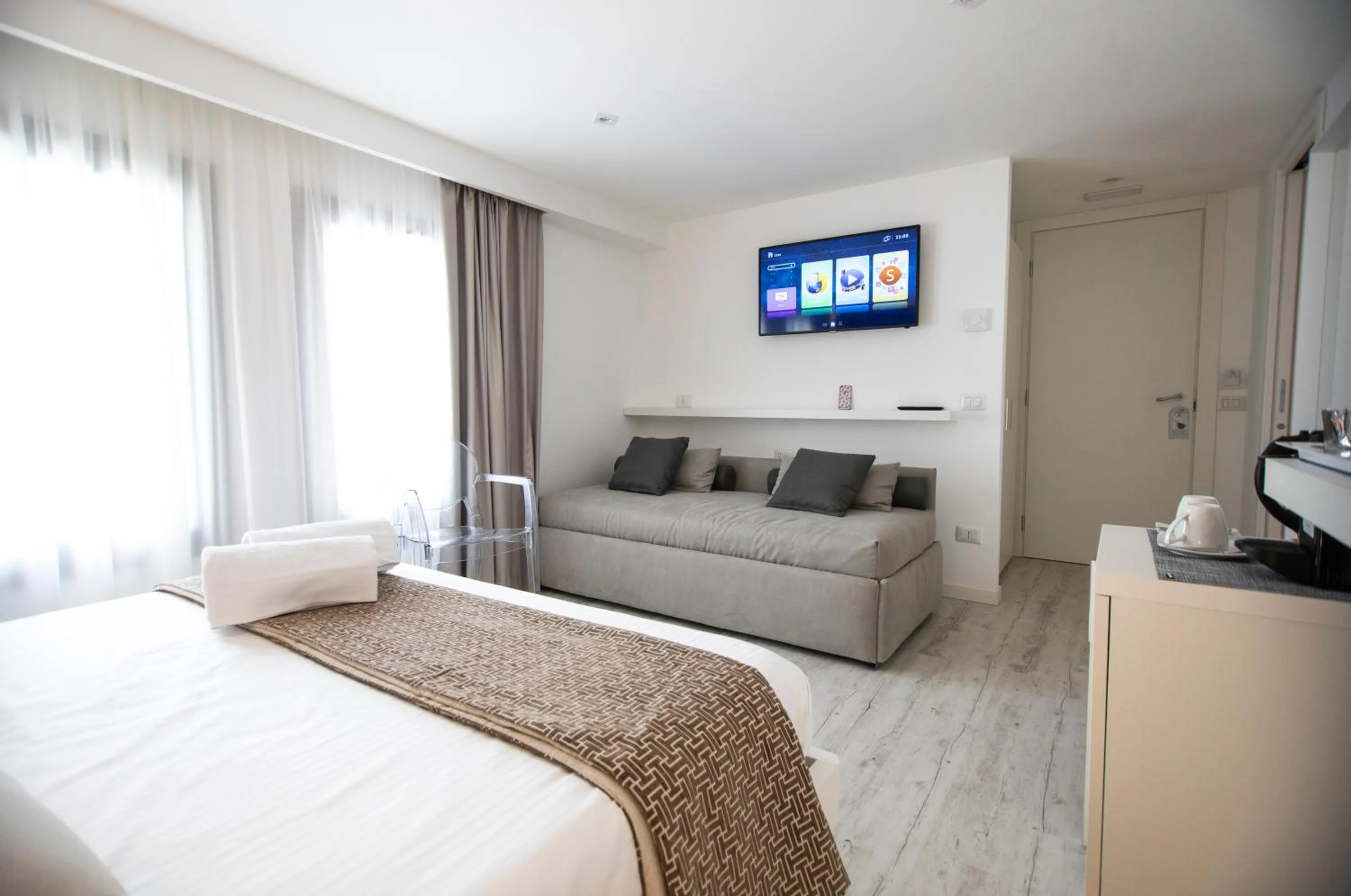 Photo of the whole room, Bed in Suite Quaroni