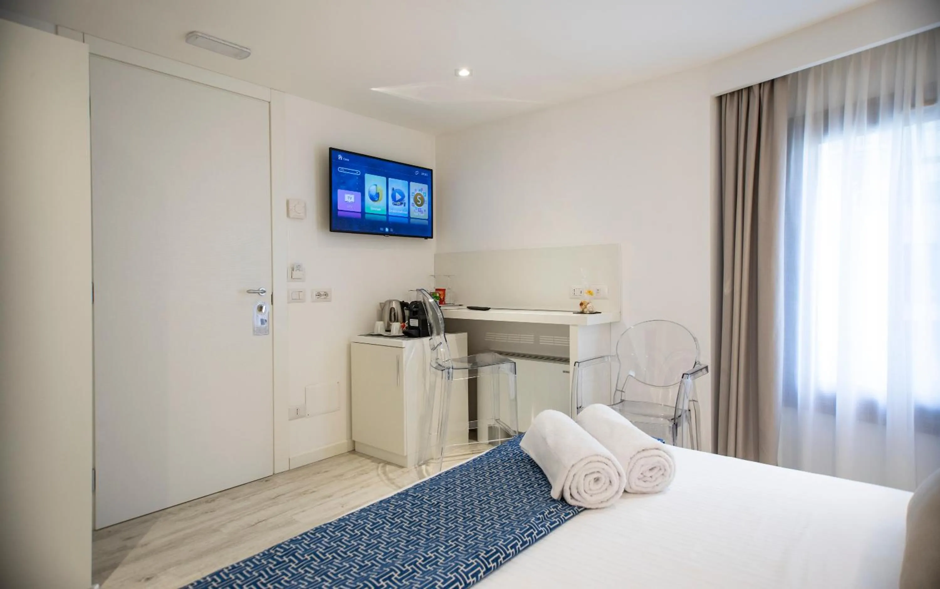 Photo of the whole room, Bed in Suite Quaroni