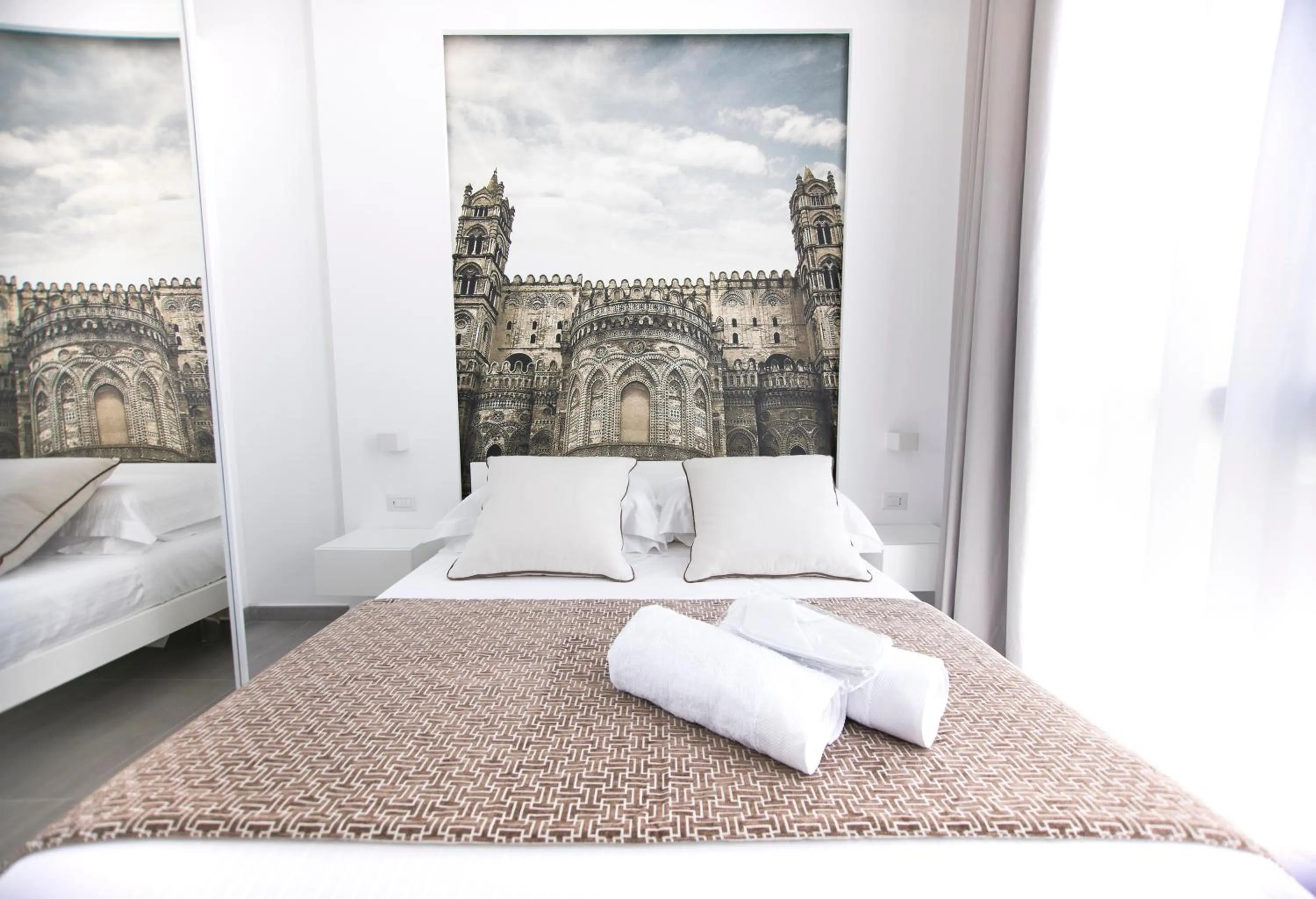 Photo of the whole room, Bed in Suite Quaroni