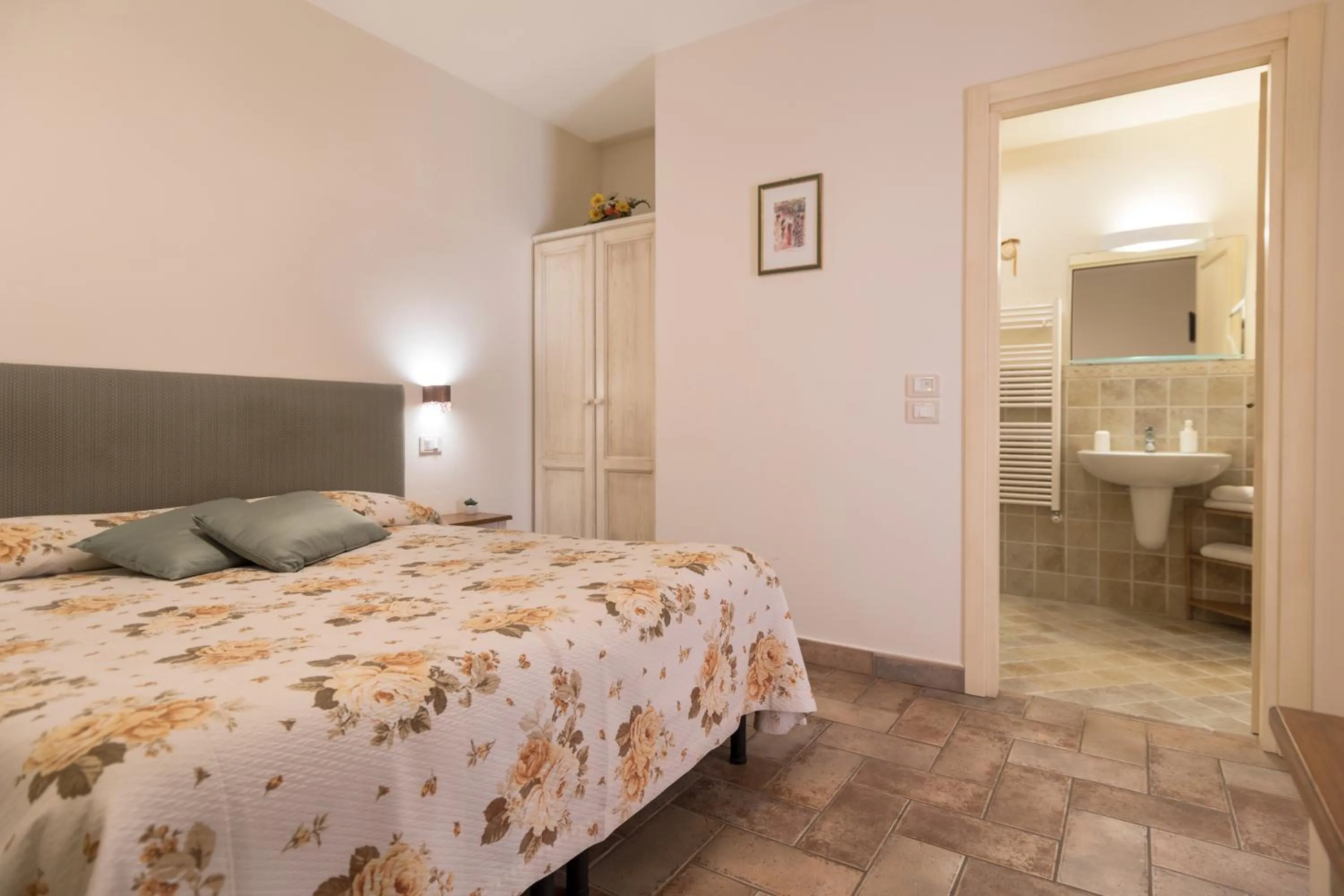 Photo of the whole room, Bed in Rosa di Assisi