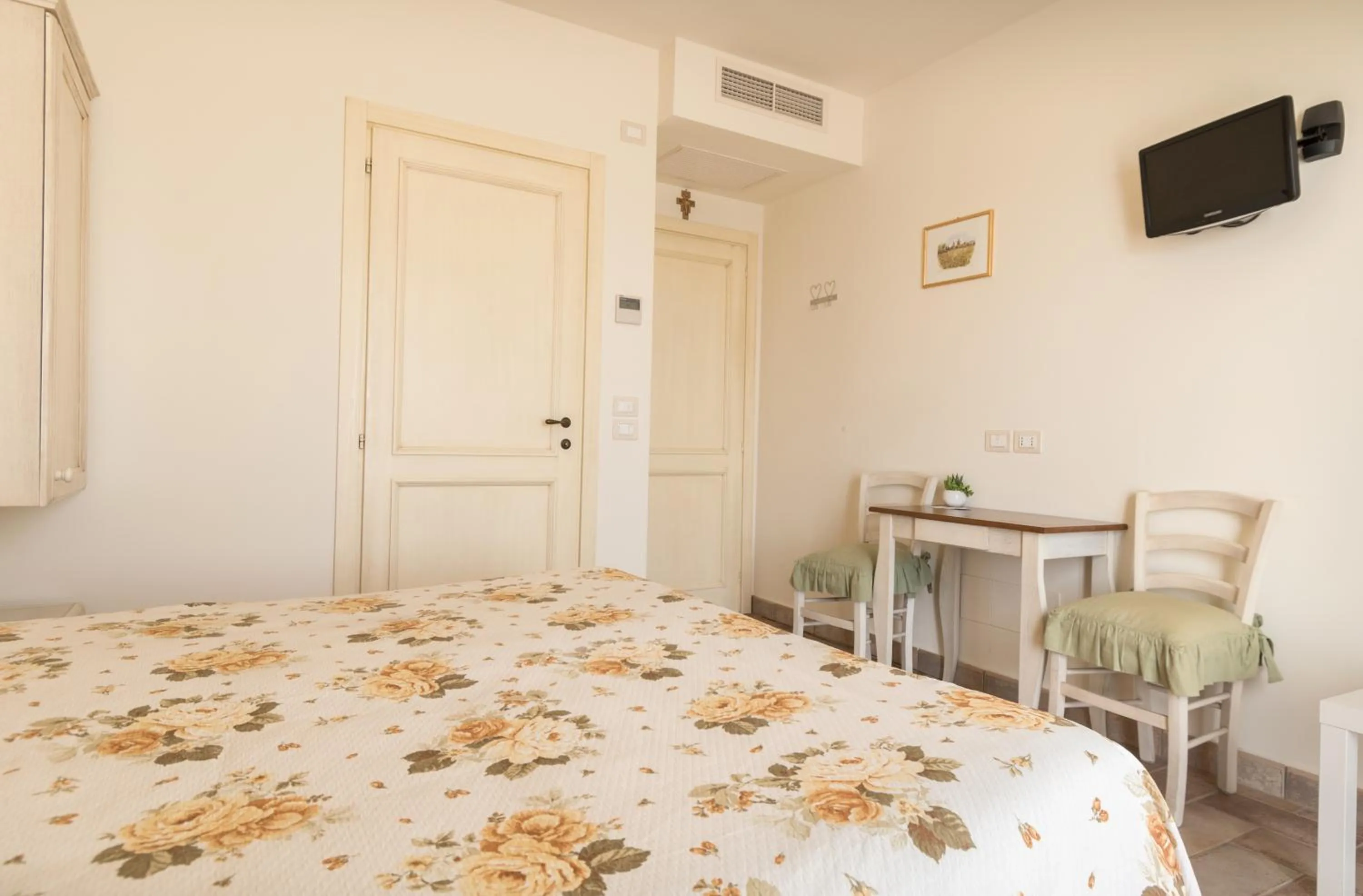 Photo of the whole room, Bed in Rosa di Assisi