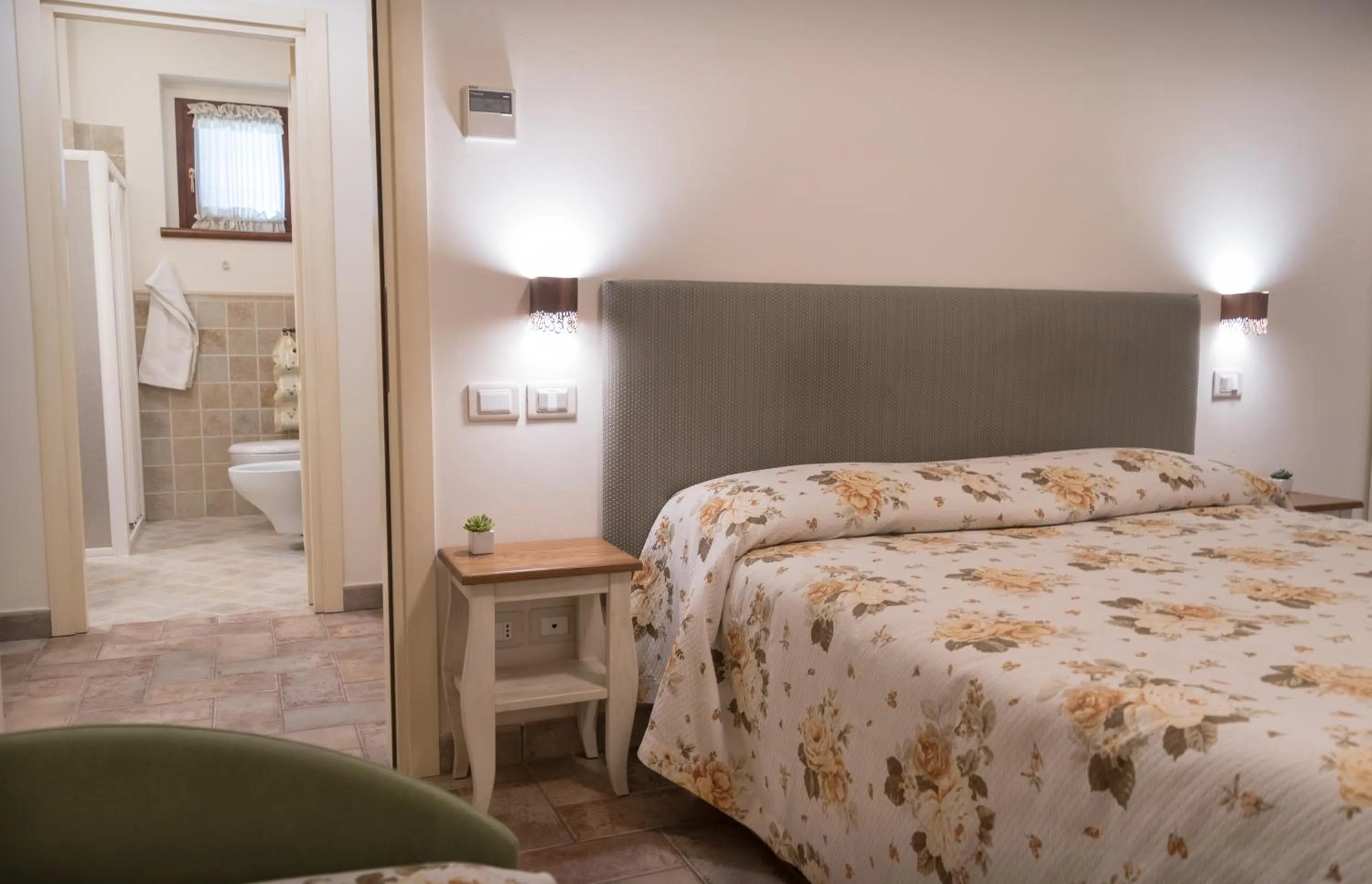 Bedroom, Bed in Rosa di Assisi