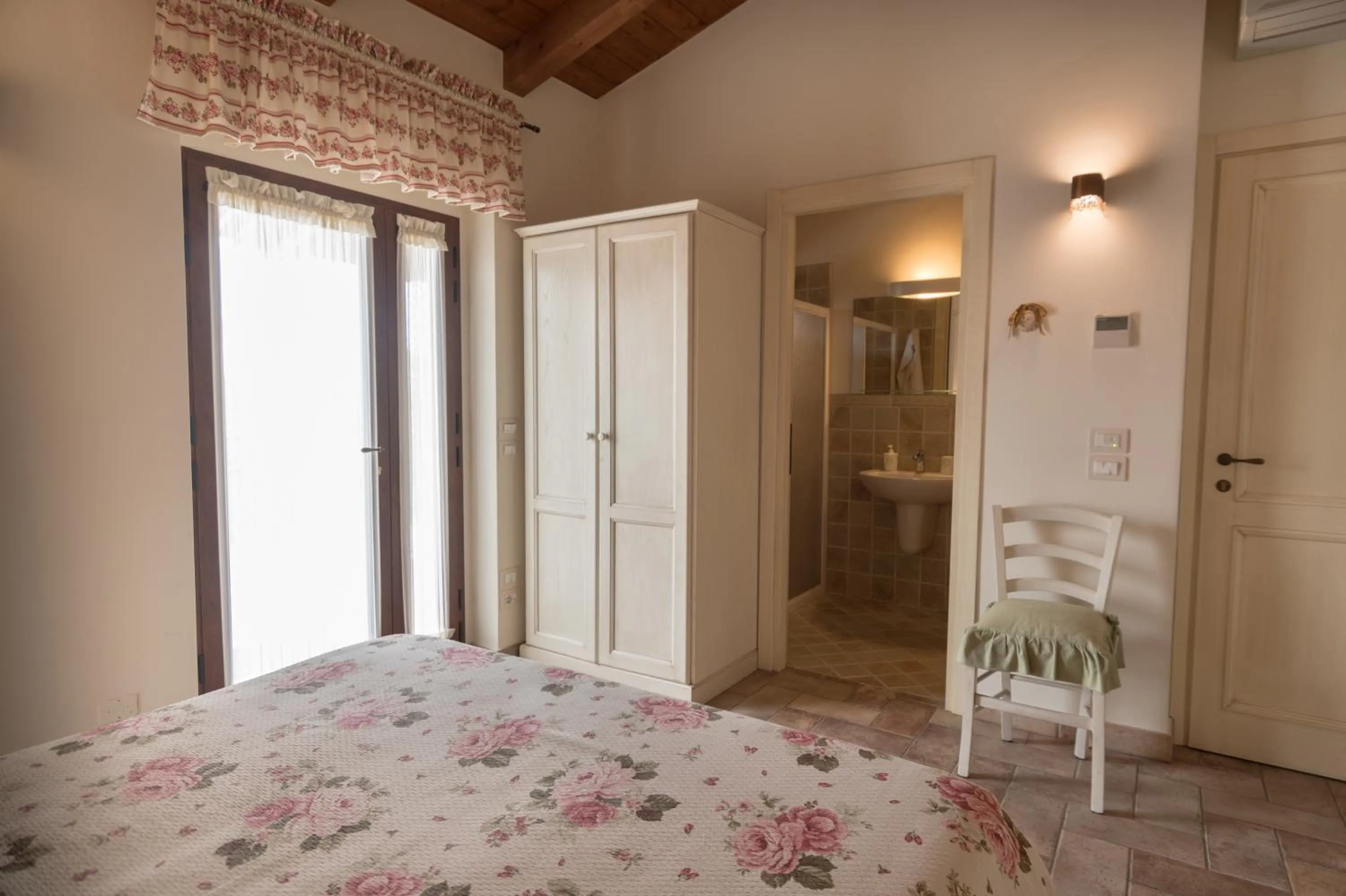Photo of the whole room, Bed in Rosa di Assisi