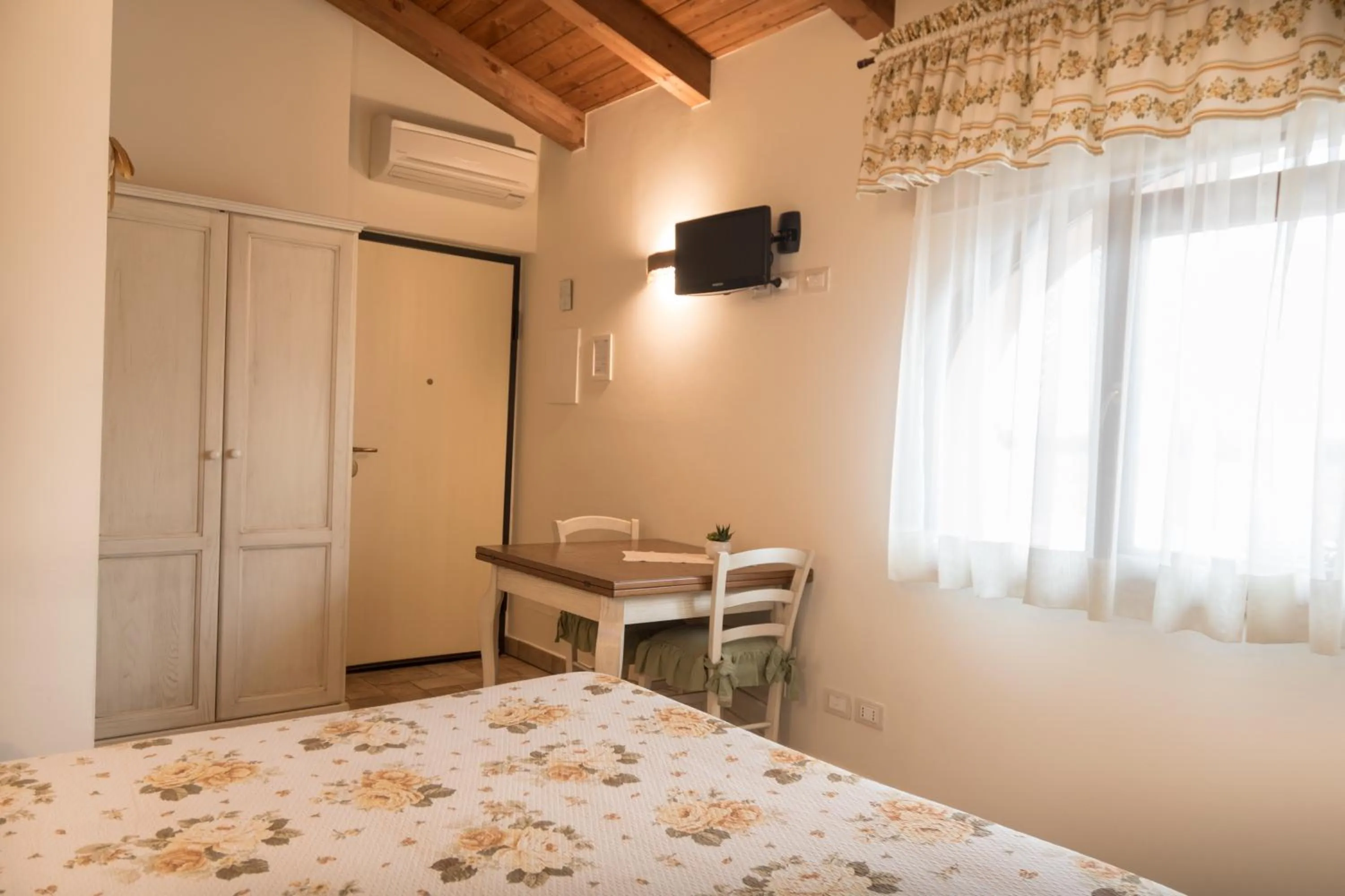 TV and multimedia, Bed in Rosa di Assisi