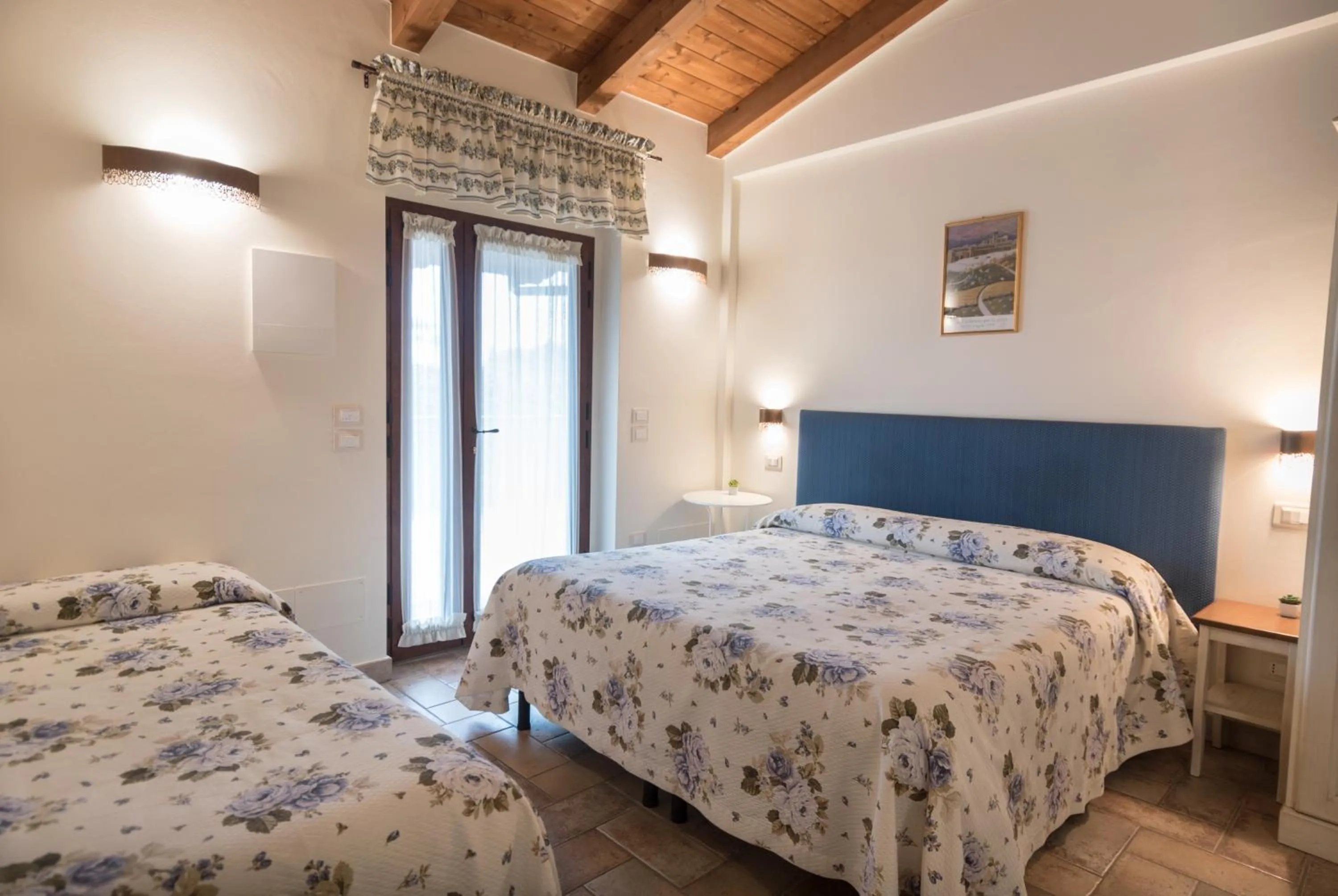 Photo of the whole room, Bed in Rosa di Assisi