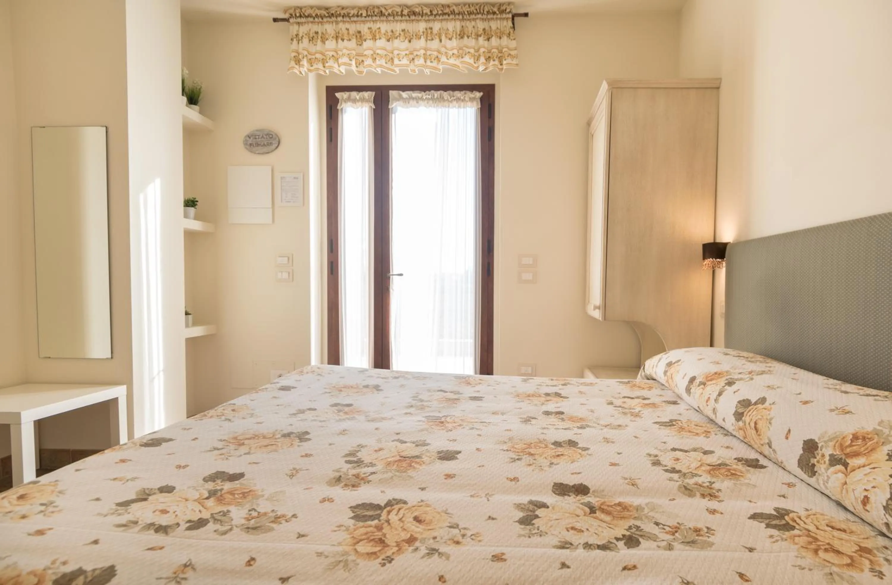 Bedroom, Bed in Rosa di Assisi