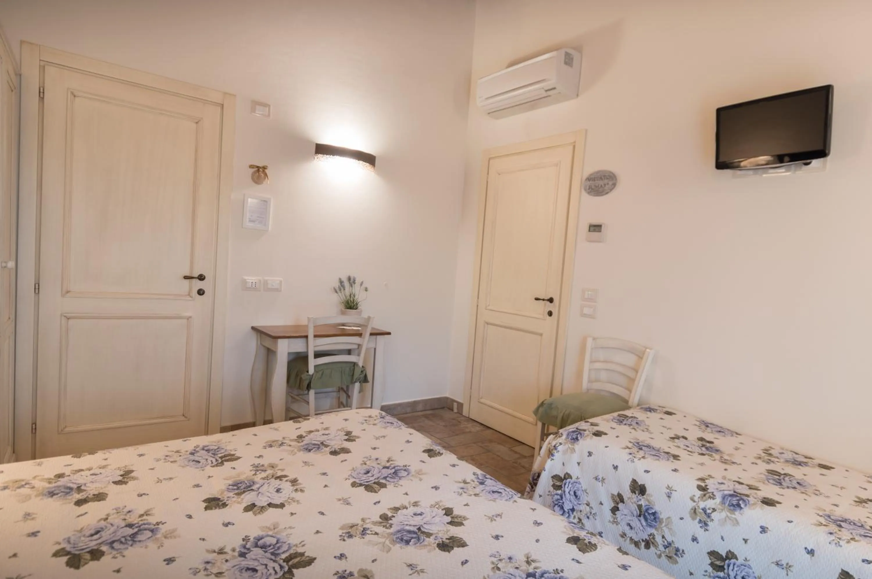 Photo of the whole room, Bed in Rosa di Assisi