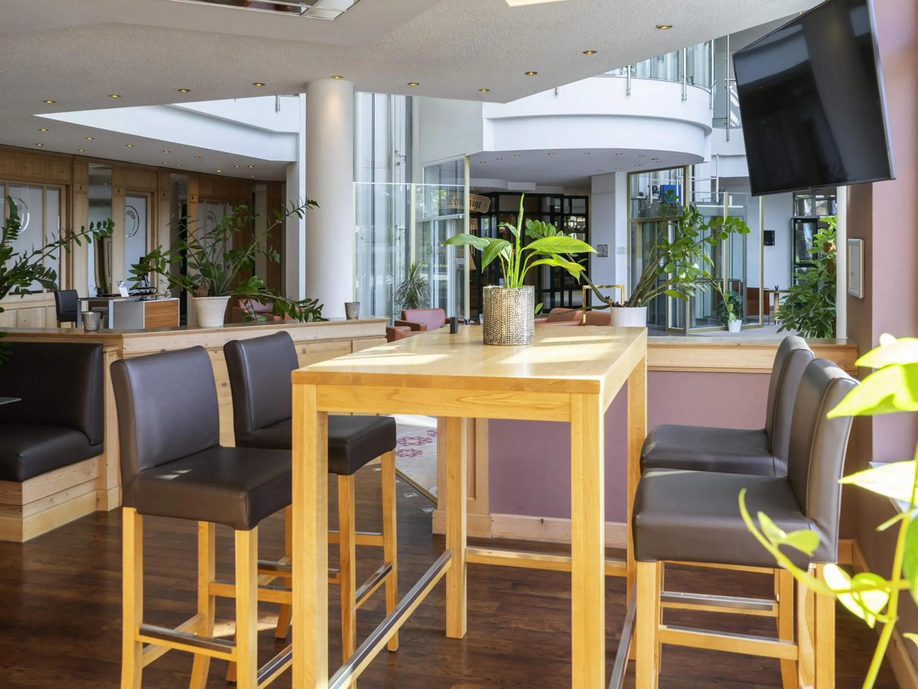 Lounge or bar in Atomis Hotel Munich Airport by Mercure