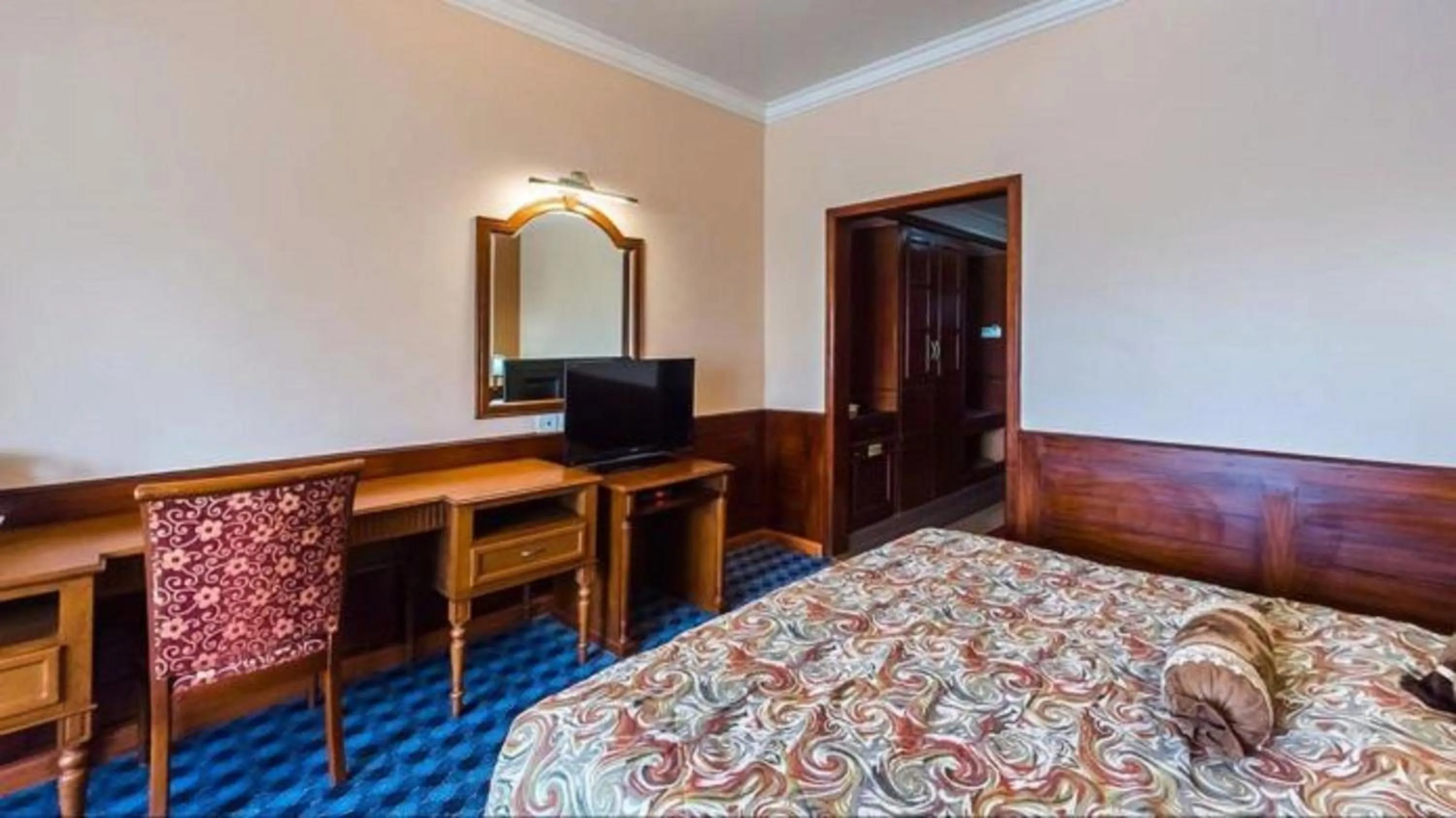 Bed in Regant Lake Palace Hotel