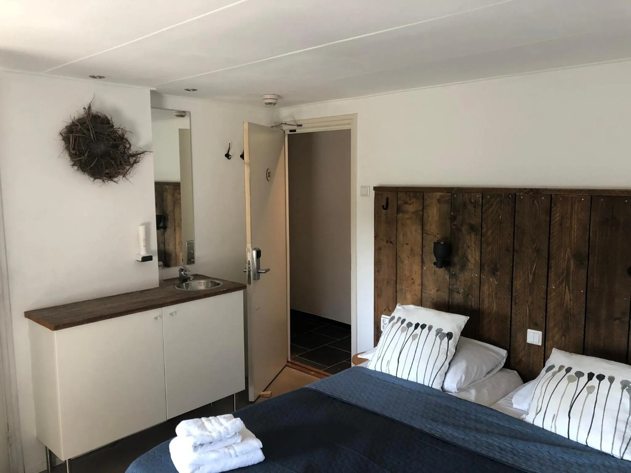 Photo of the whole room, Bed in Hotel de Plank - alle kamers met airconditioning