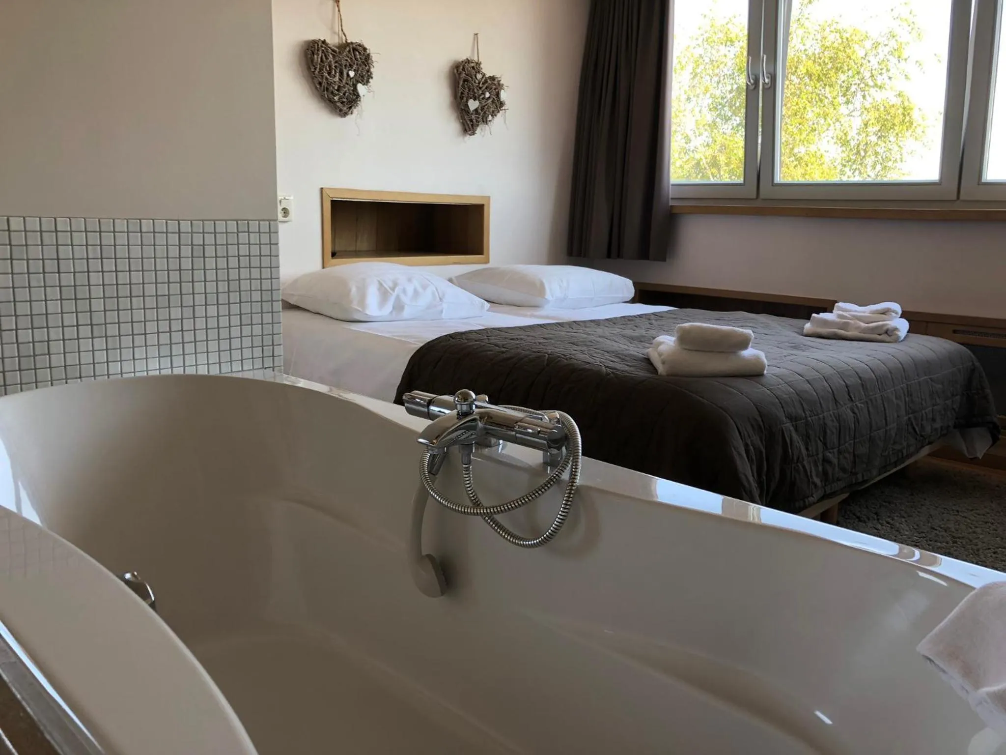 Bathroom, Bed in Hotel de Plank - alle kamers met airconditioning