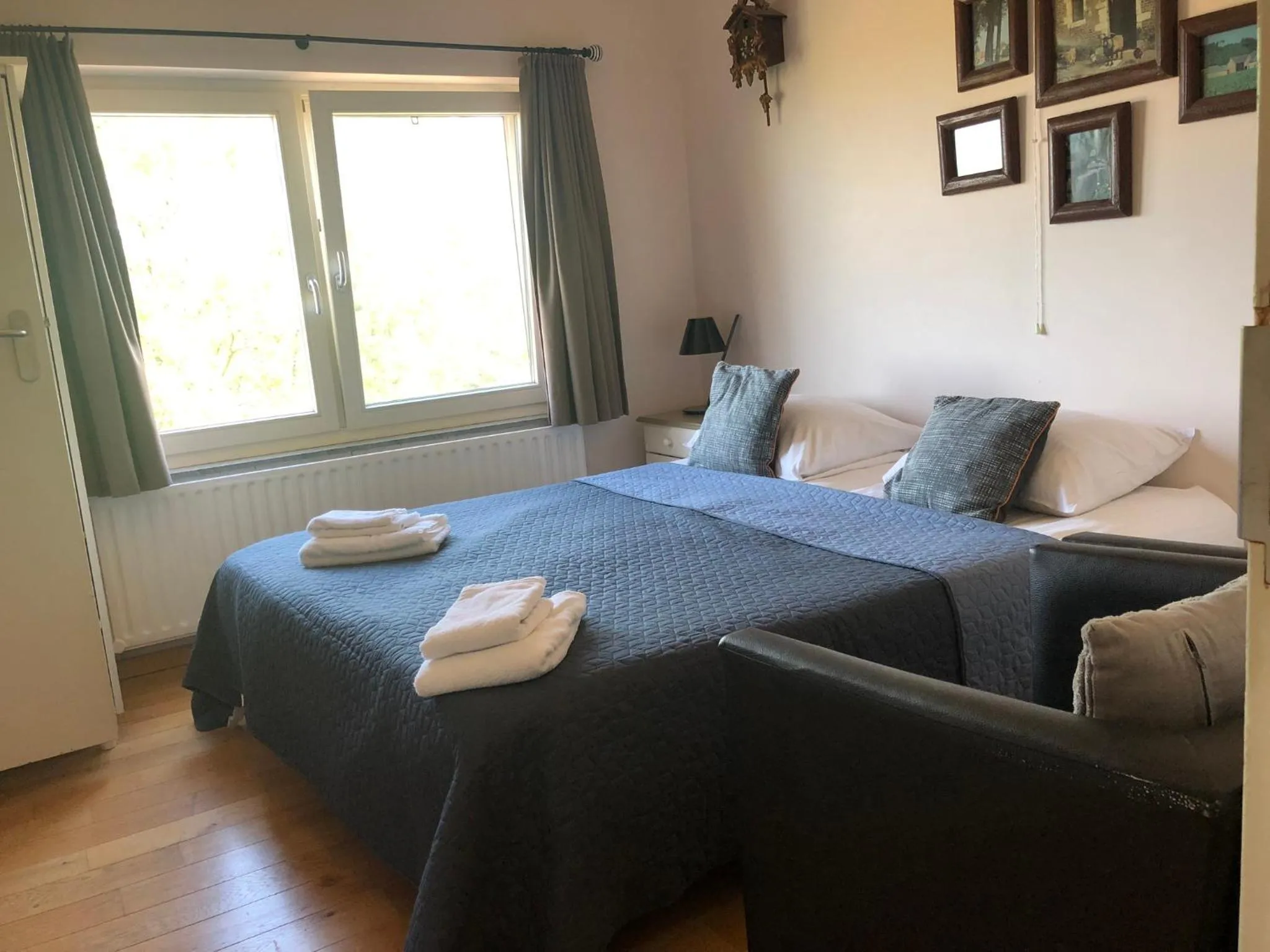 Bed in Hotel de Plank - alle kamers met airconditioning