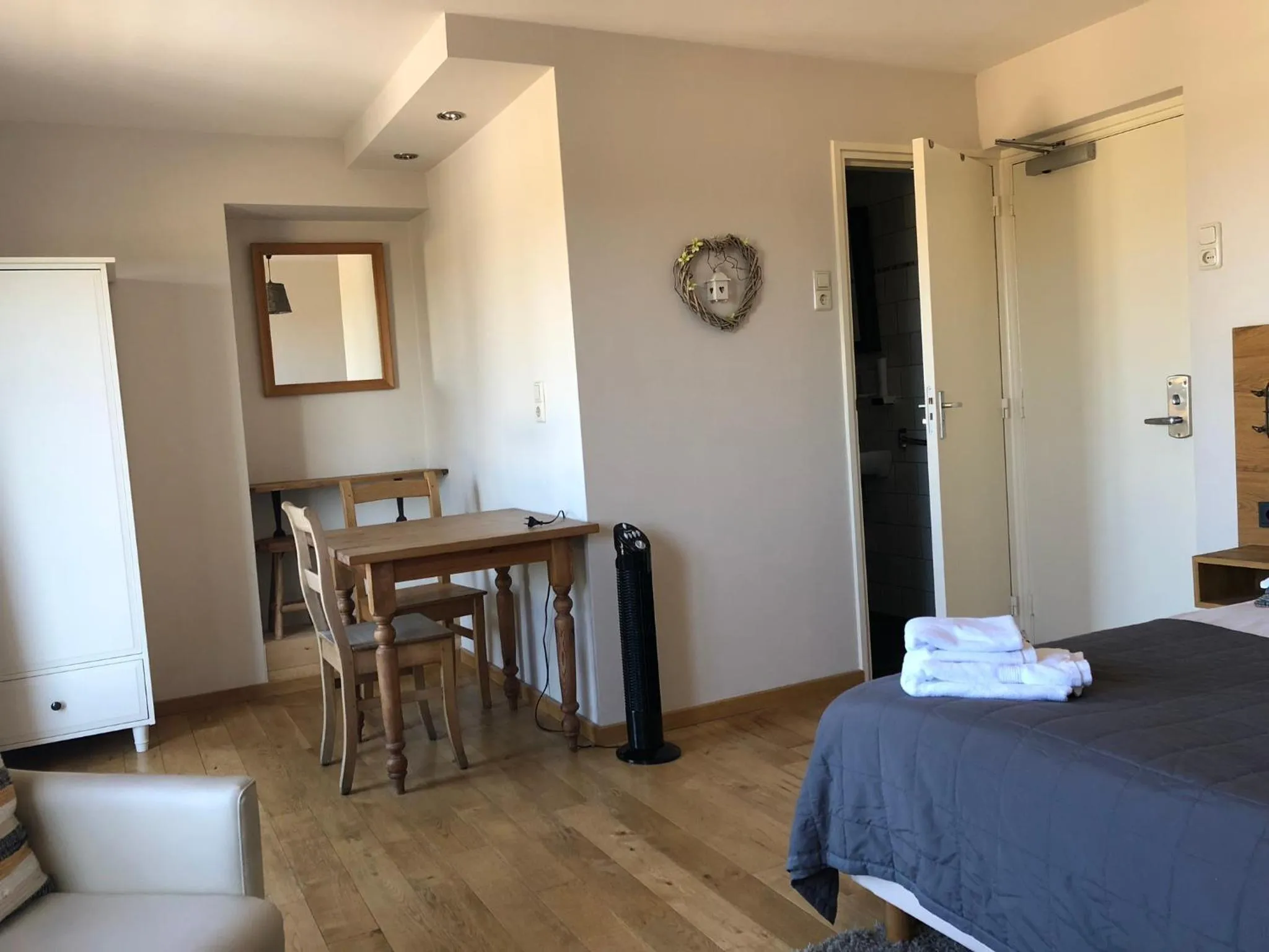 Photo of the whole room, Bed in Hotel de Plank - alle kamers met airconditioning