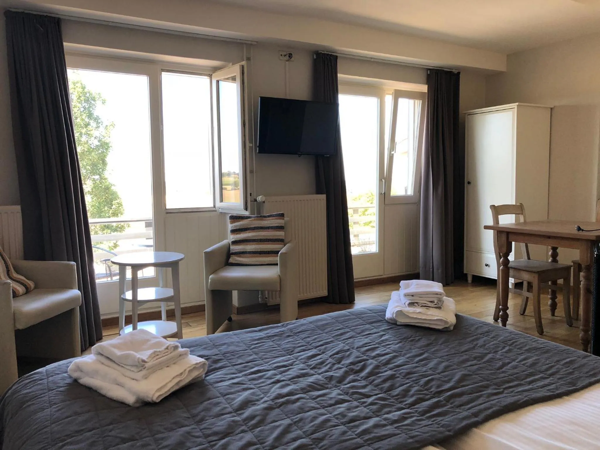 Photo of the whole room, Bed in Hotel de Plank - alle kamers met airconditioning