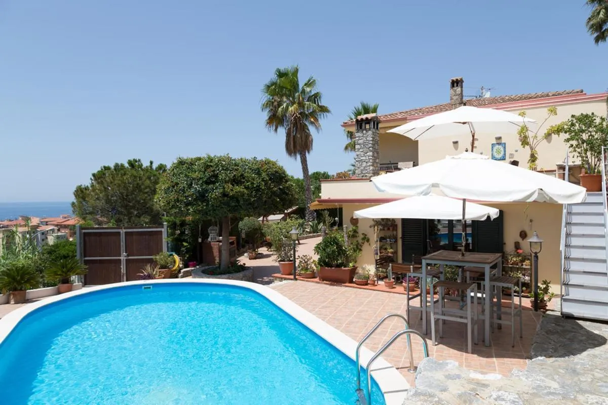 Swimming pool in B&B Villa Meridiana