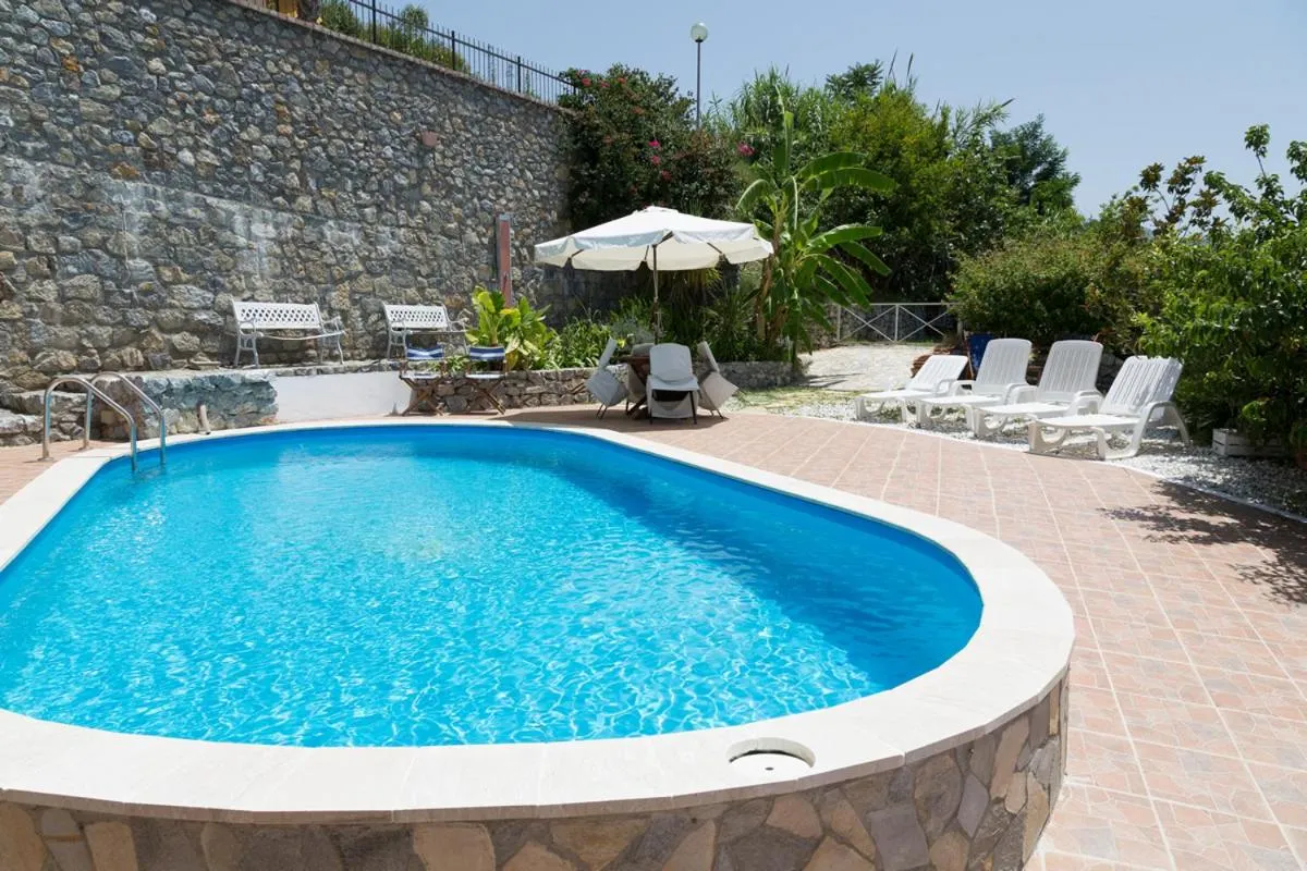 Swimming pool in B&B Villa Meridiana